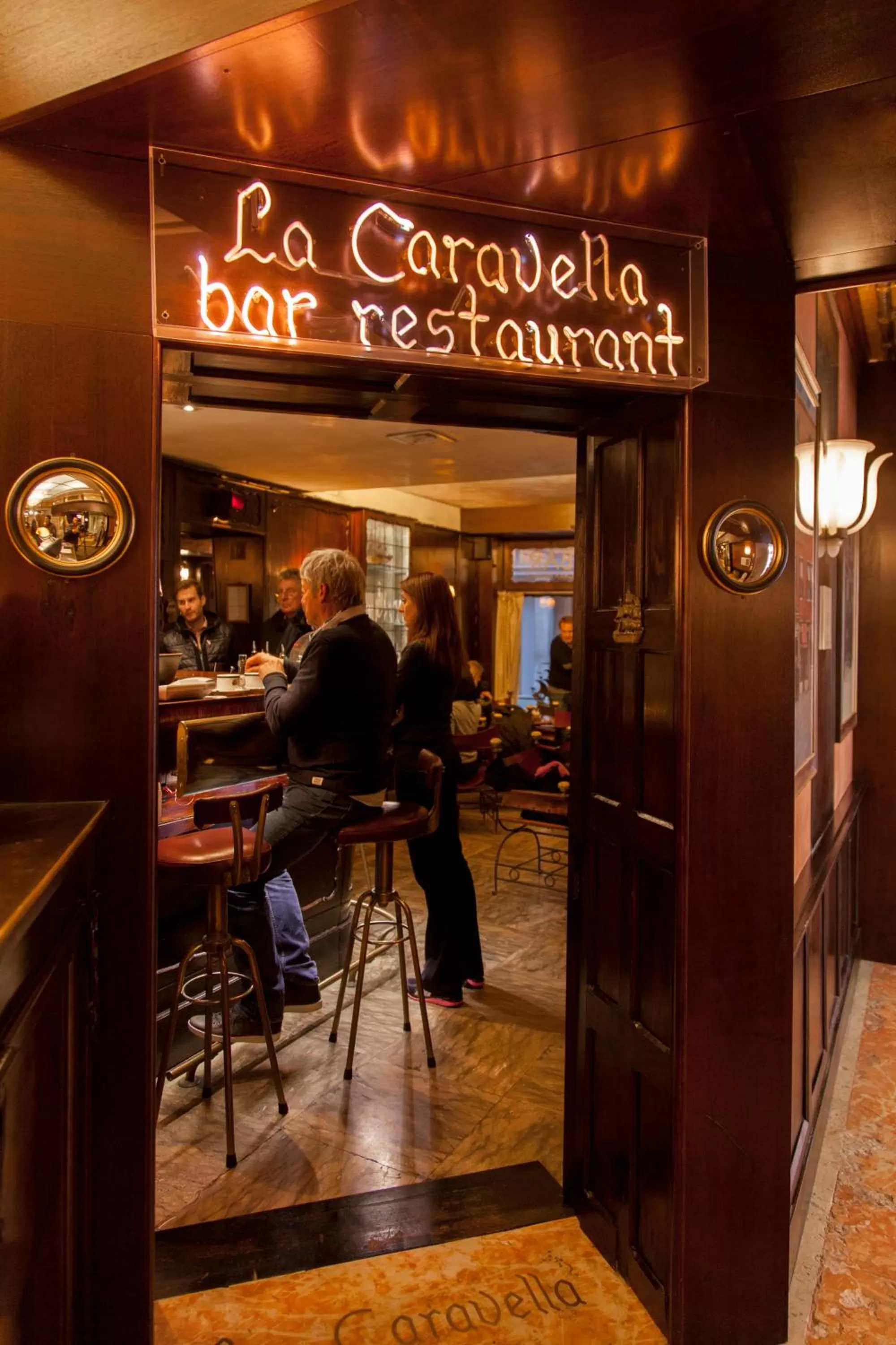 Restaurant/places to eat in Hotel Saturnia & International