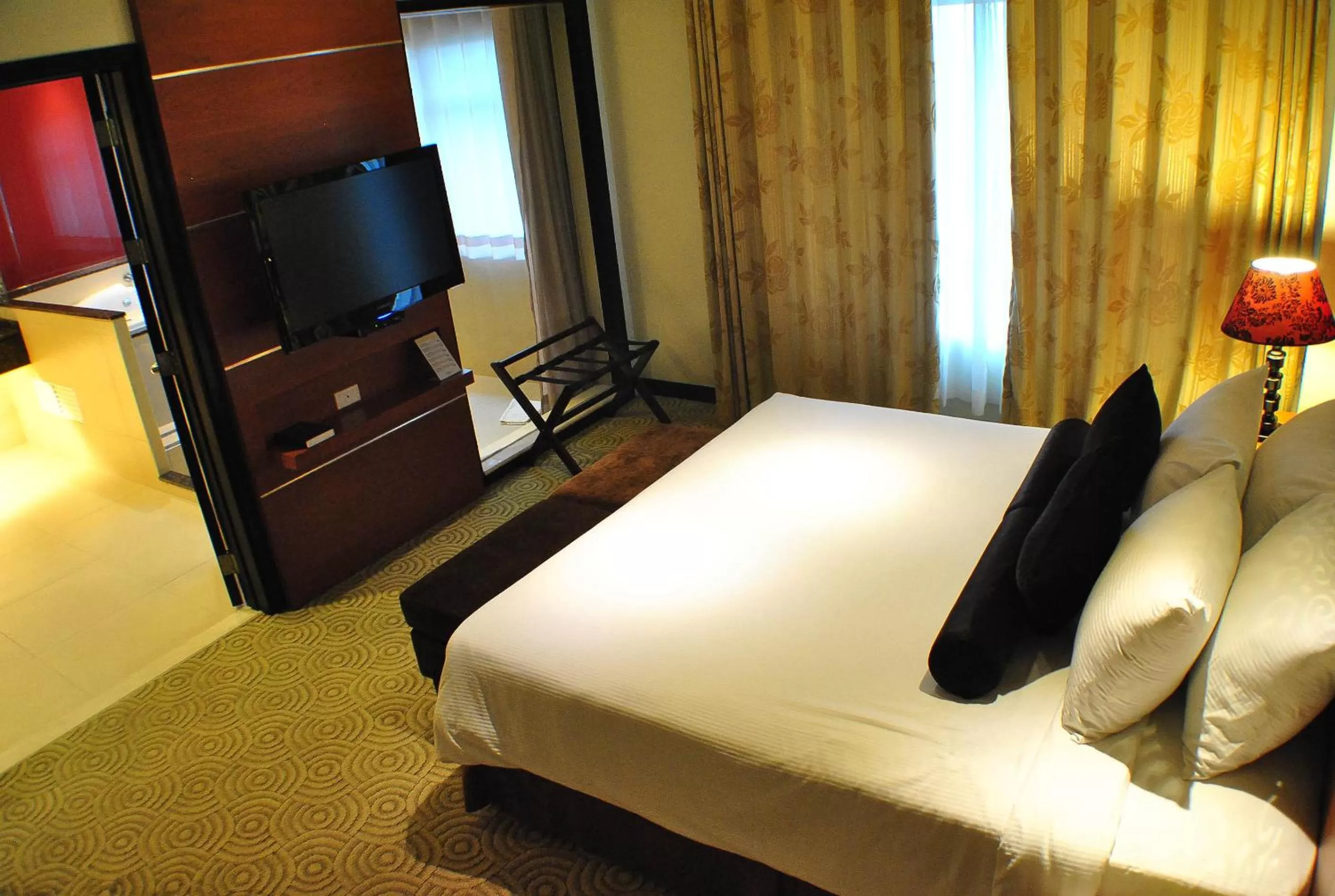 Bed in Hotel Elizabeth Cebu