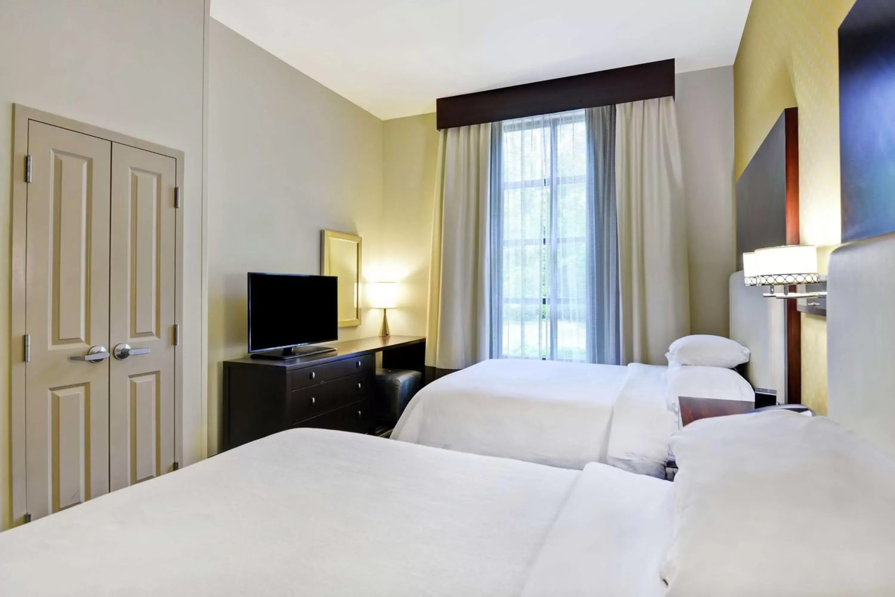 Bedroom, Bed in Embassy Suites Savannah Airport