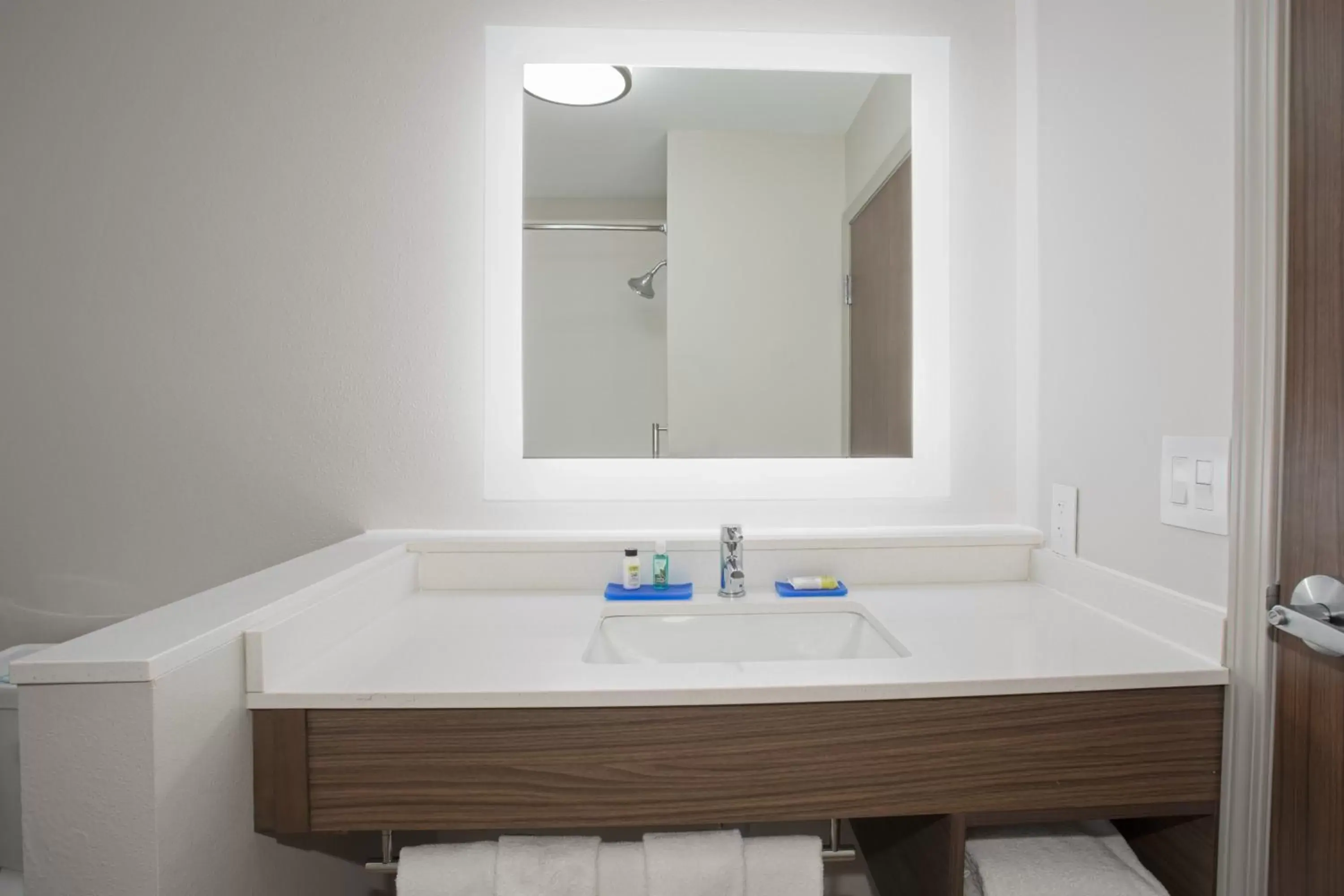 Bathroom in Holiday Inn Express & Suites Sioux City North - Event Center by IHG Bathroom in Holiday Inn Express & Suites Sioux City North - Event Center by IHG