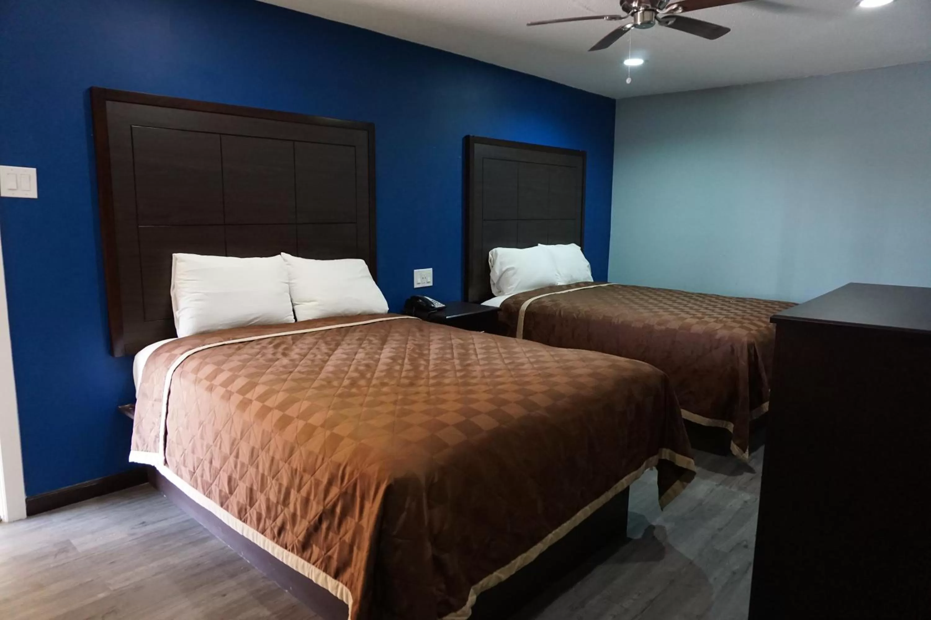 Photo of the whole room, Bed in Star Light Inn