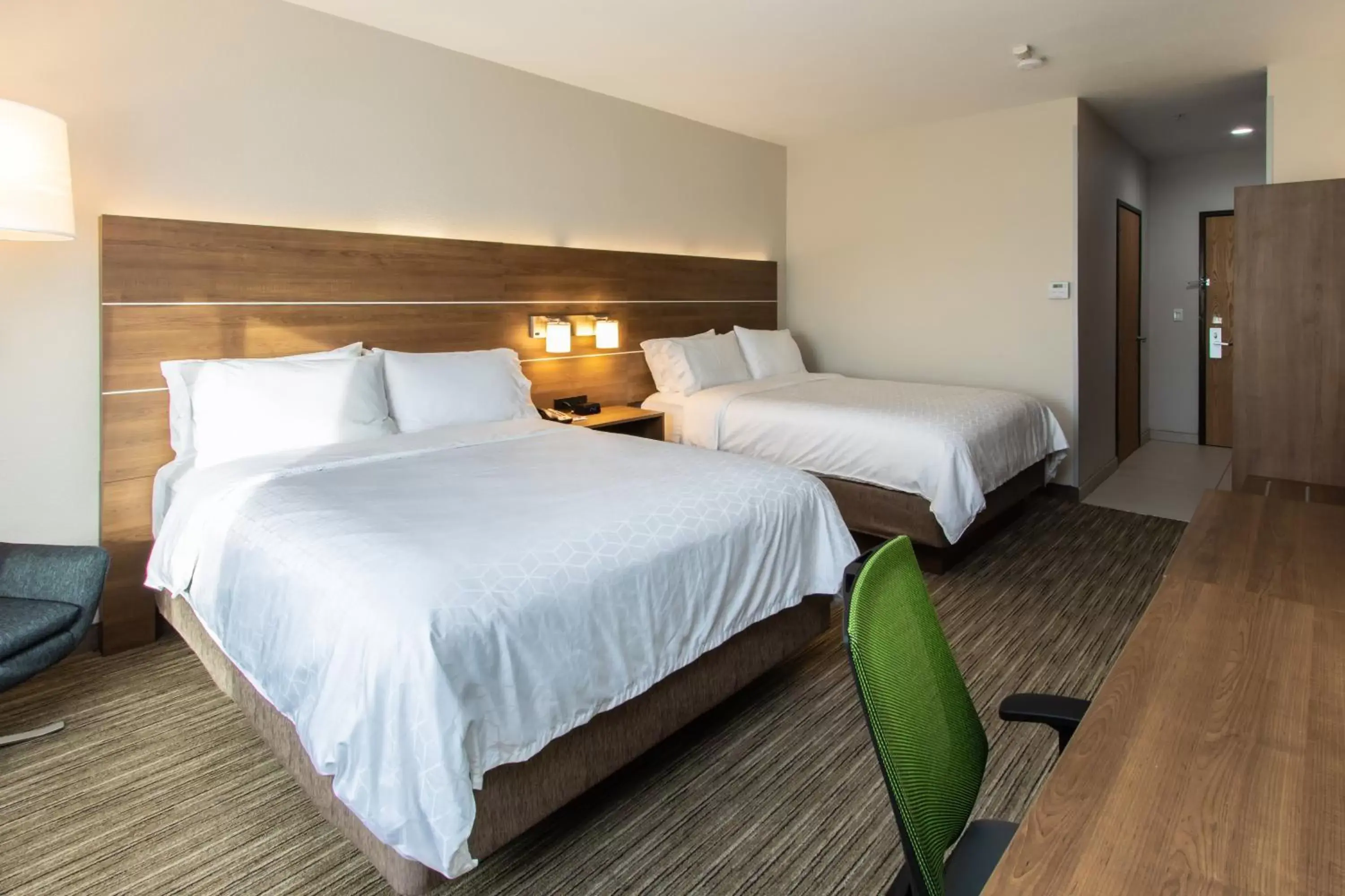 Photo of the whole room, Bed in Holiday Inn Express Hotel & Suites Roseville - Galleria Area, an IHG Hotel