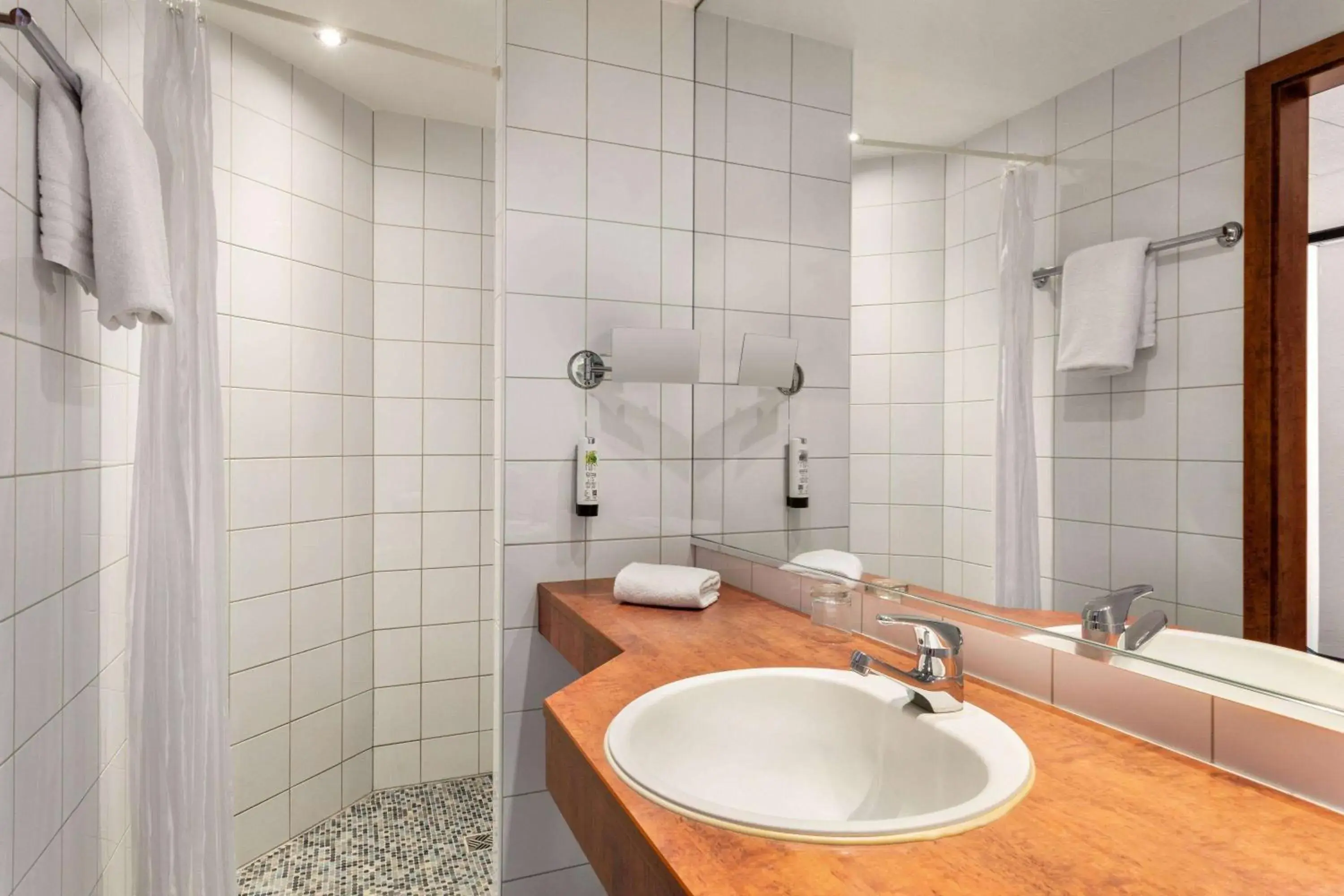 TV and multimedia, Bathroom in Amedia Frankfurt Russelsheim Trademark Collection by Wyndham