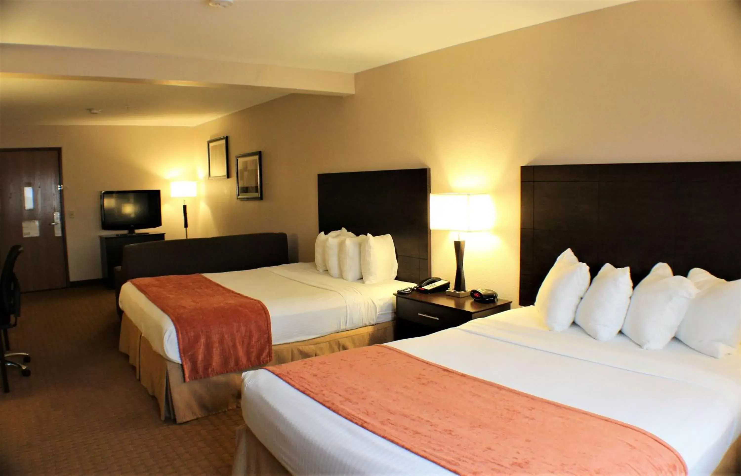 Bathroom, Bed in Best Western Flora Inn