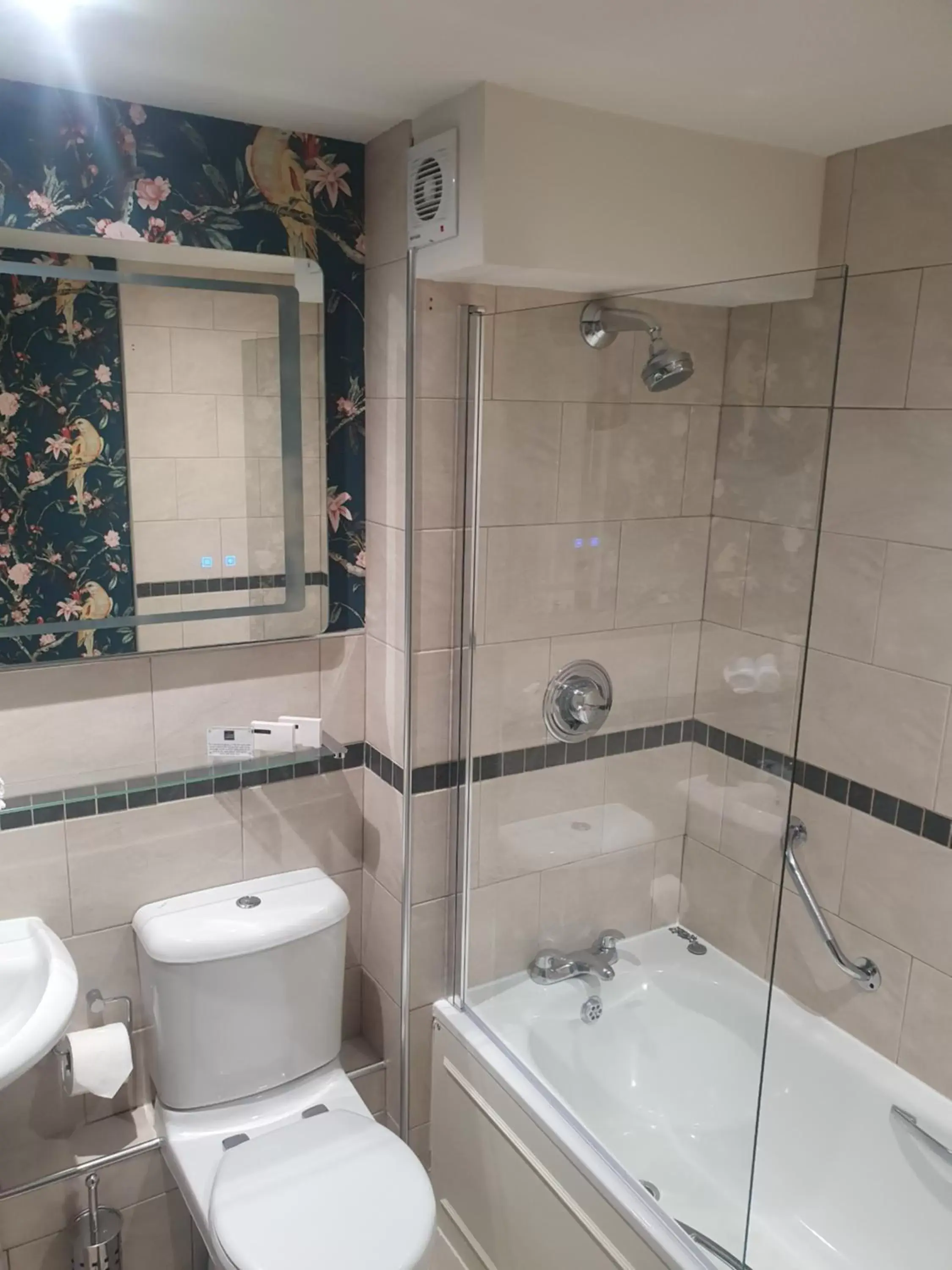 Shower, Bathroom in The General Tarleton