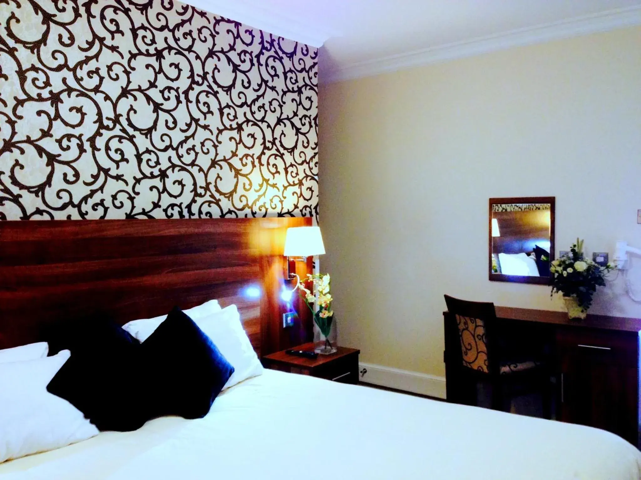 Bedroom, Bed in Ely House Hotel