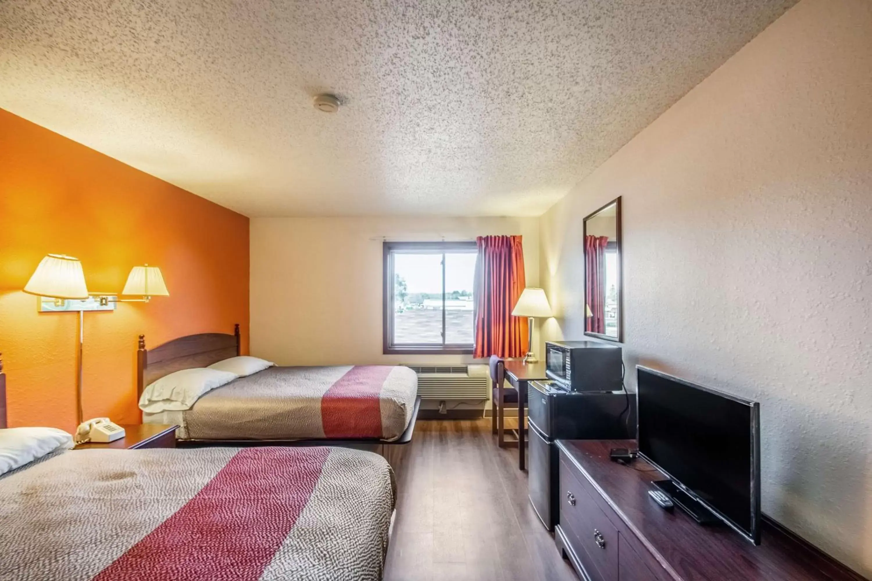 TV and multimedia, TV/Entertainment Center in Motel 6-Saukville, WI