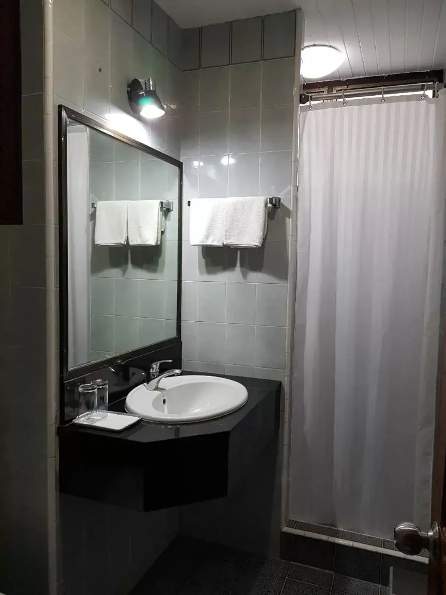 Bathroom in BaanBusarin Hotel