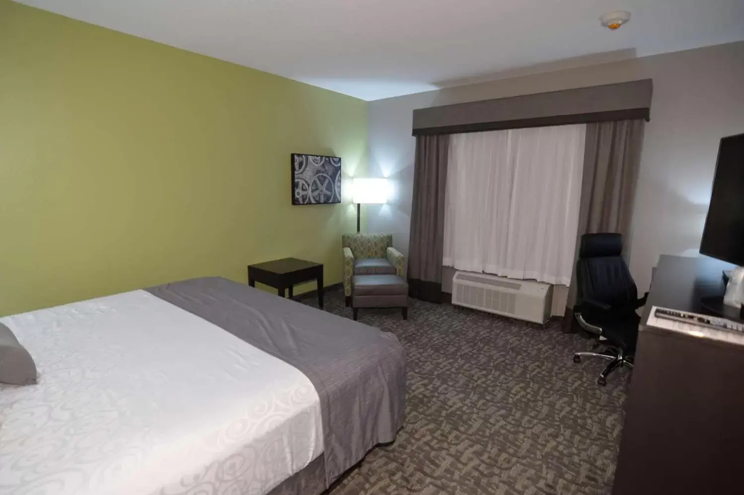 Bedroom, Bed in Best Western Plus Bay City Inn & Suites