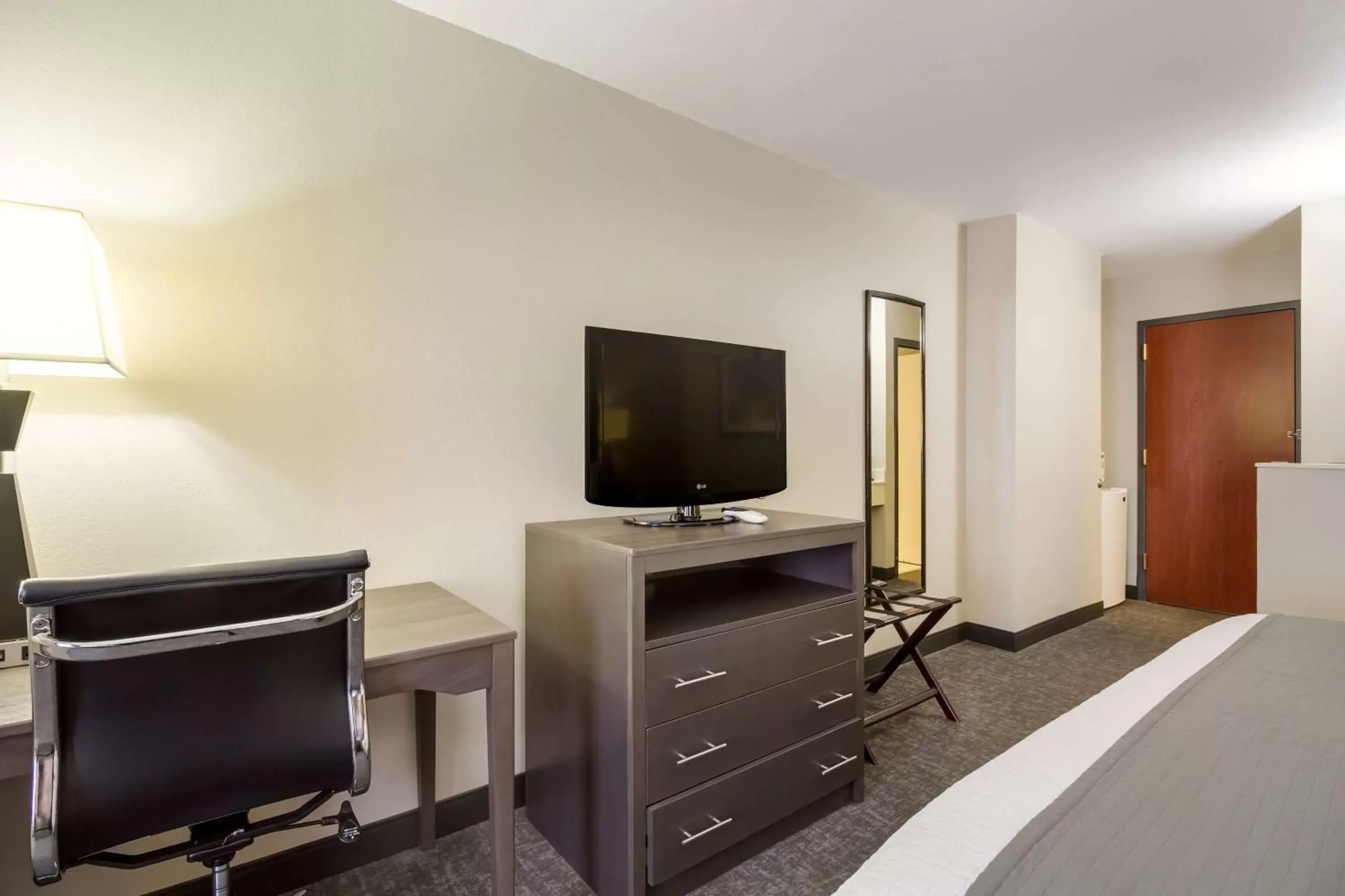 Bedroom, TV/Entertainment Center in SureStay Plus Hotel by Best Western Houston Medical Center