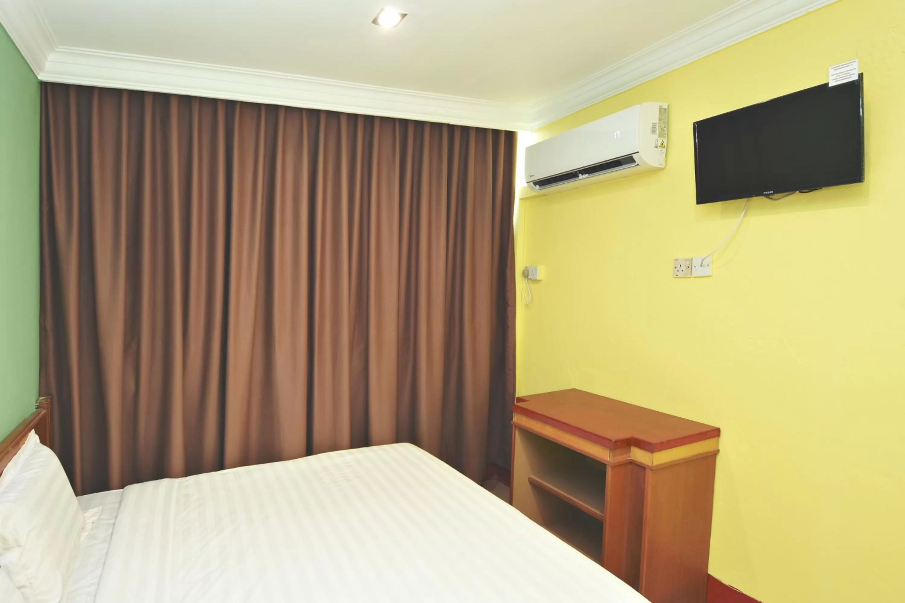 Bedroom, TV/Entertainment Center in Mandarin Inn by Glex