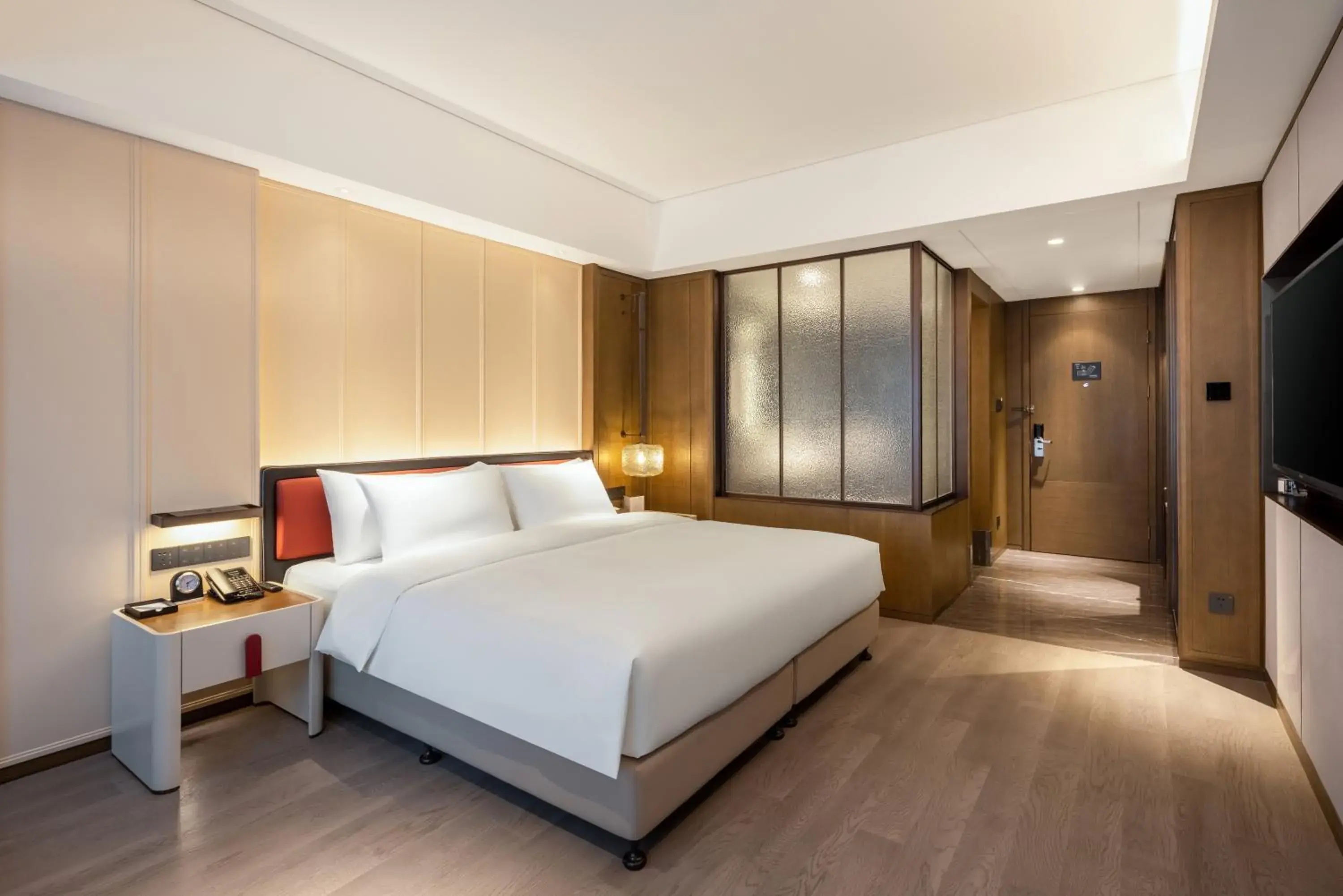 Photo of the whole room, Bed in Swissôtel Shenyang