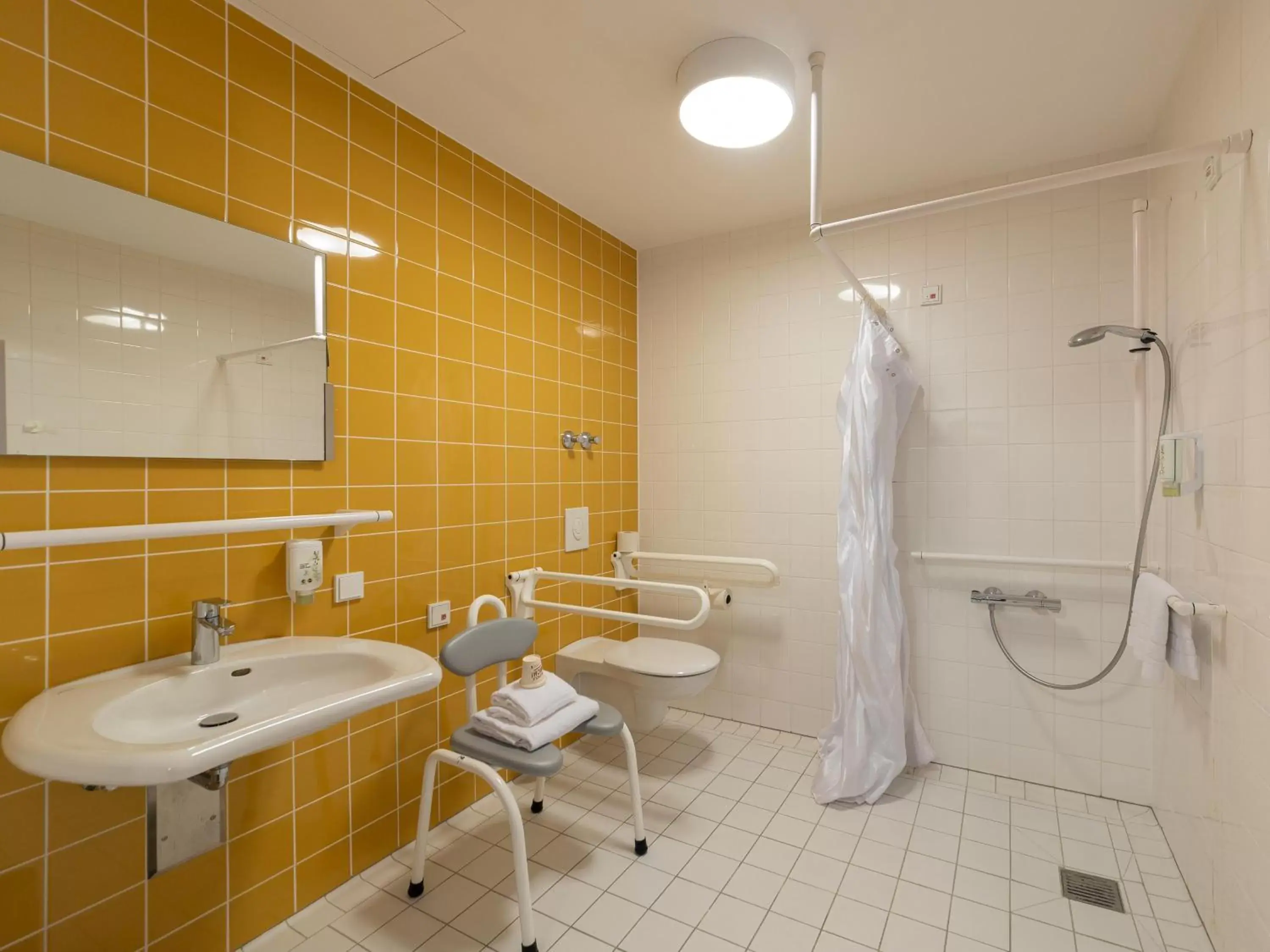 Shower, Bathroom in B&B Hotel Düsseldorf-City