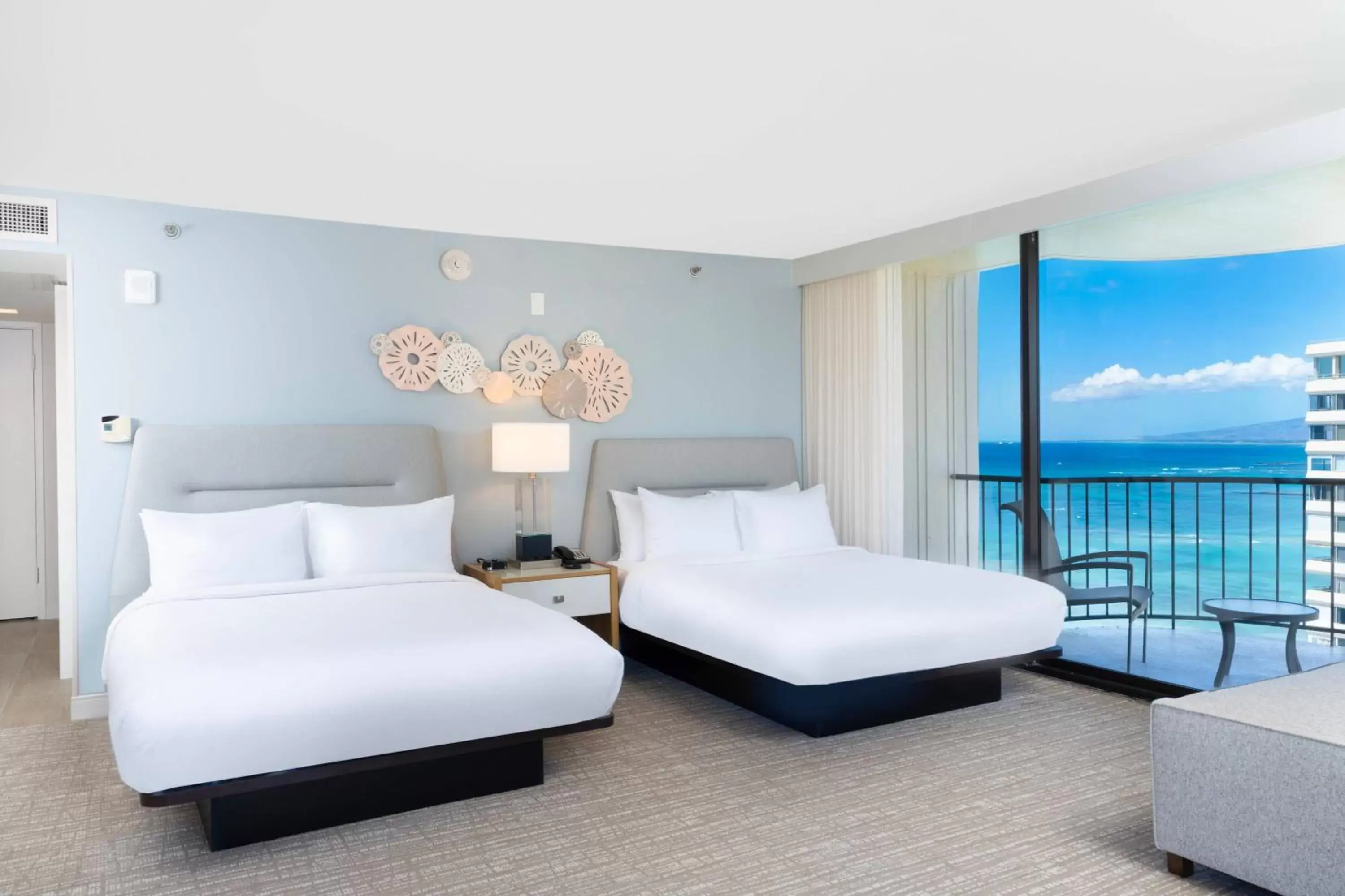 Photo of the whole room, Bed in Waikiki Beach Marriott Resort & Spa