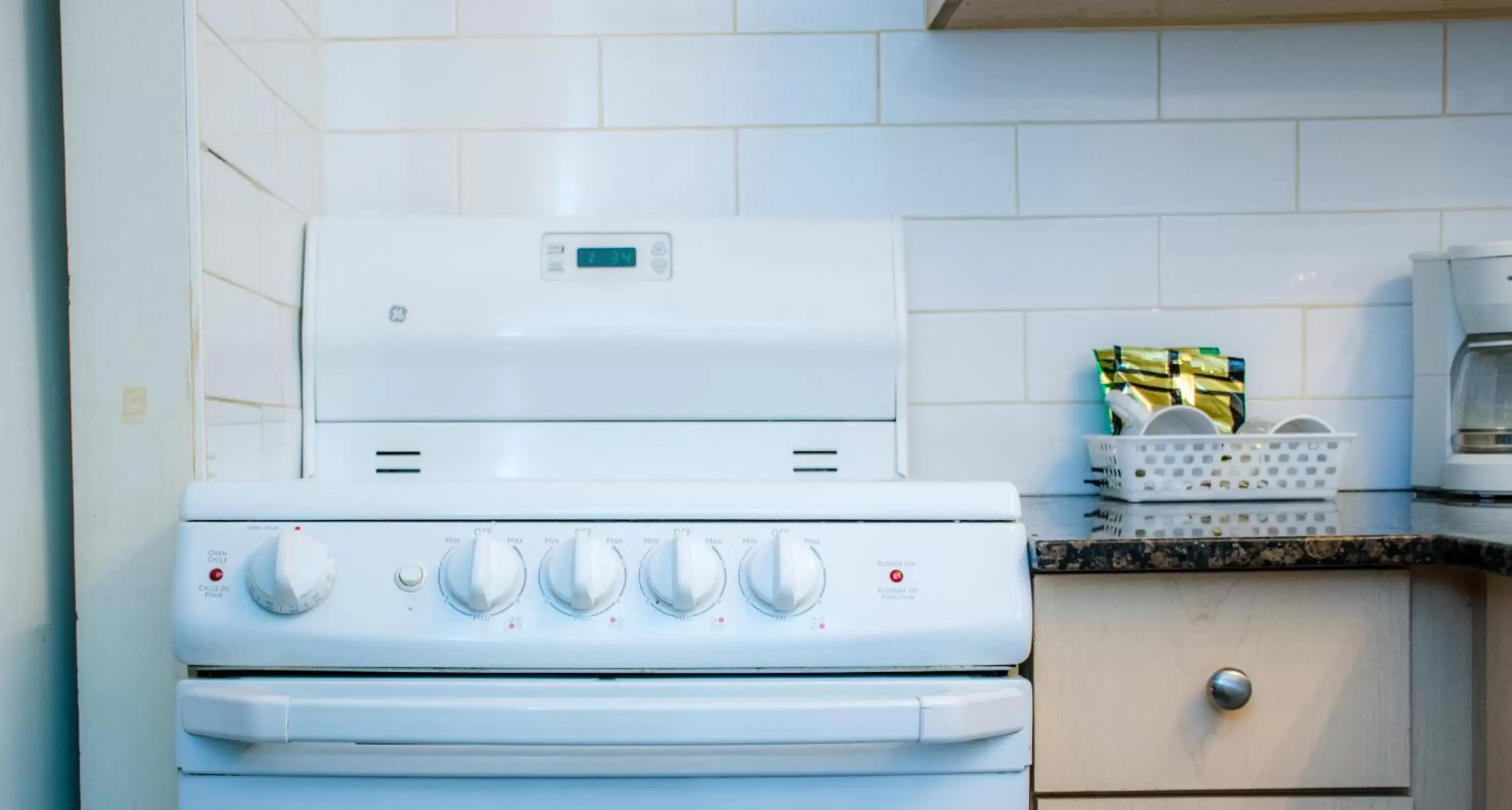 Kitchen or kitchenette, Bathroom in Ramada by Wyndham Medicine Hat