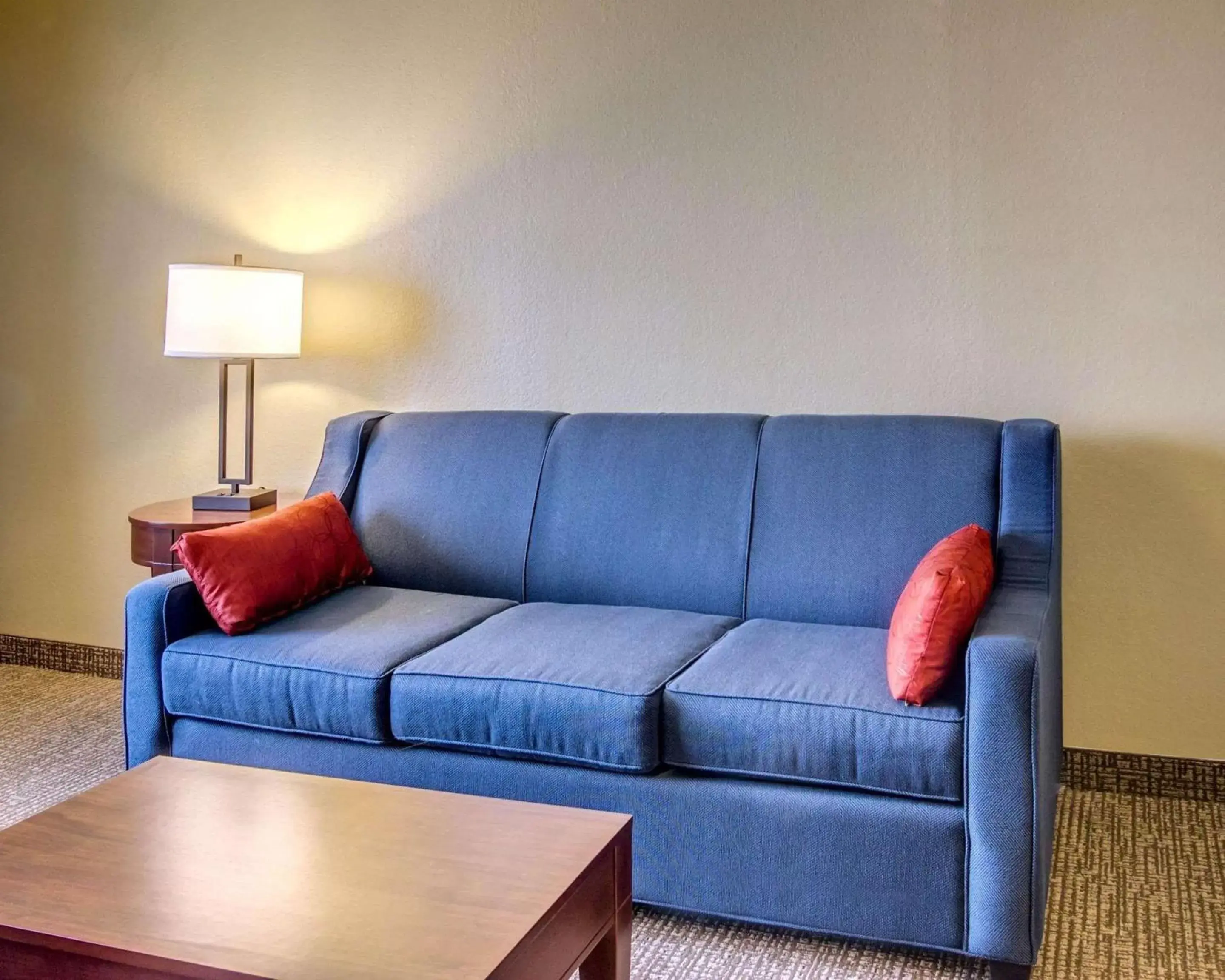 Photo of the whole room, Seating Area in Comfort Inn & Suites Grafton-Cedarburg