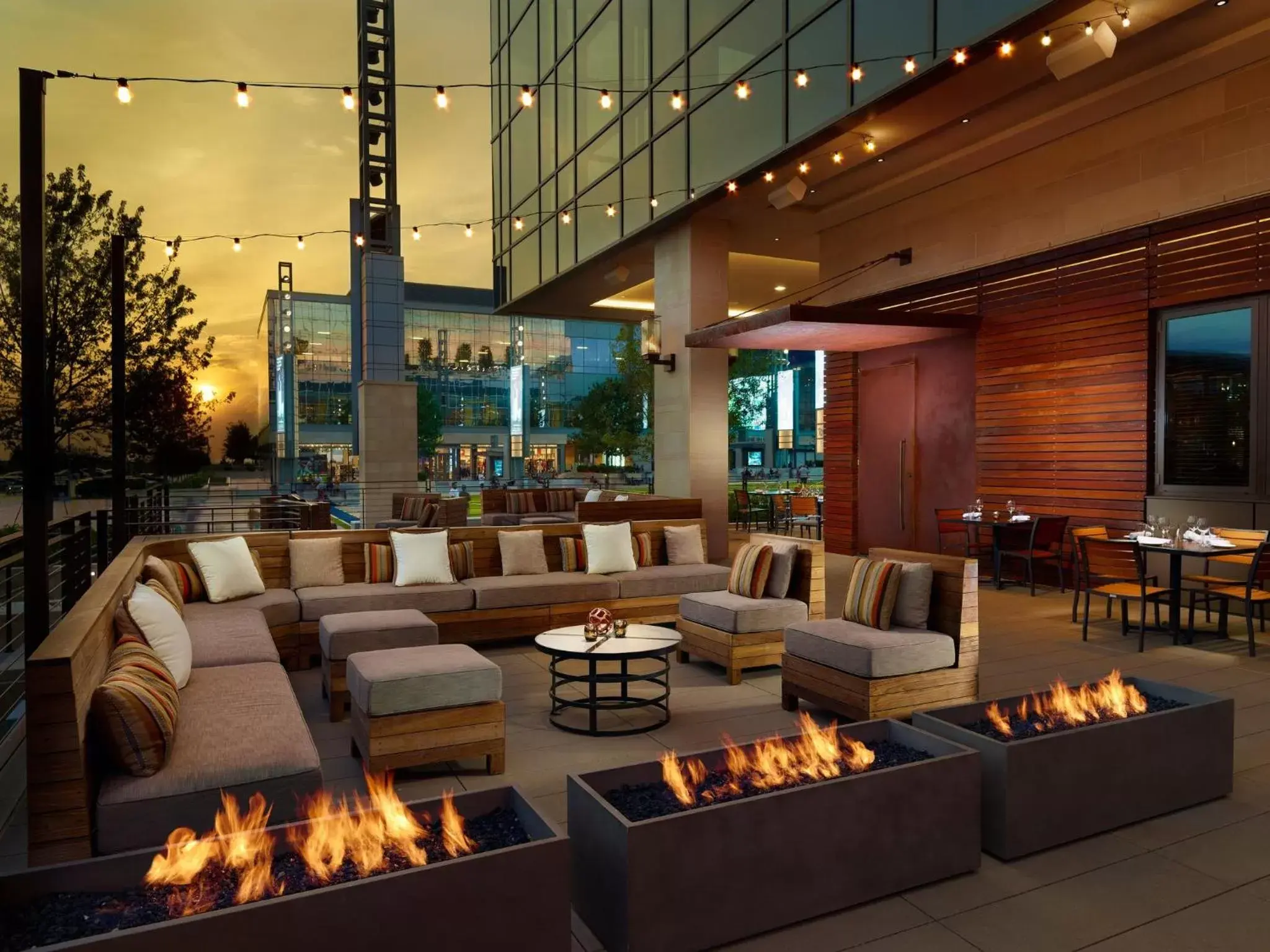 Restaurant/places to eat, Lounge/Bar in Omni Frisco at The Star