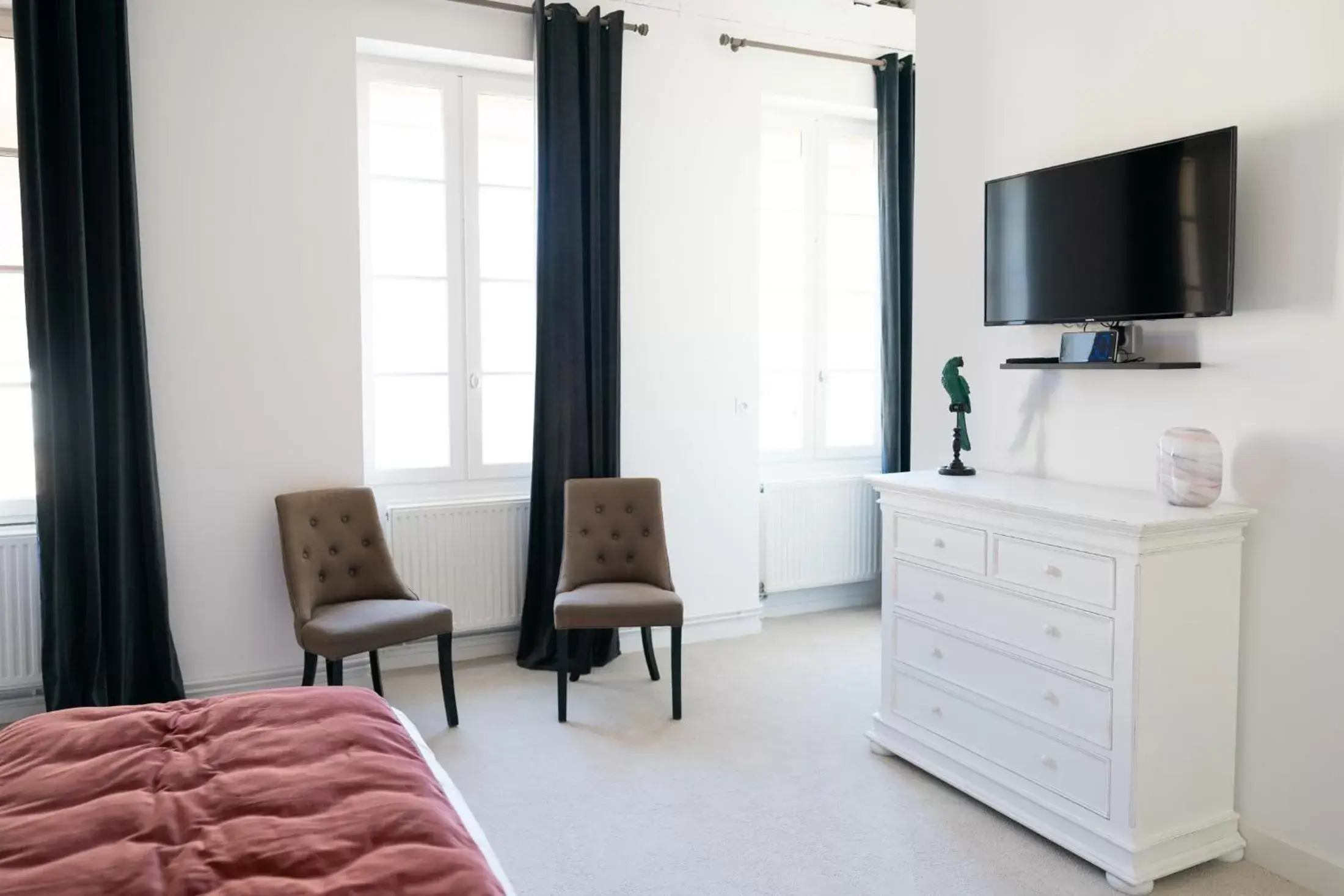 Bedroom, TV/Entertainment Center in Pavillon des Millésimes