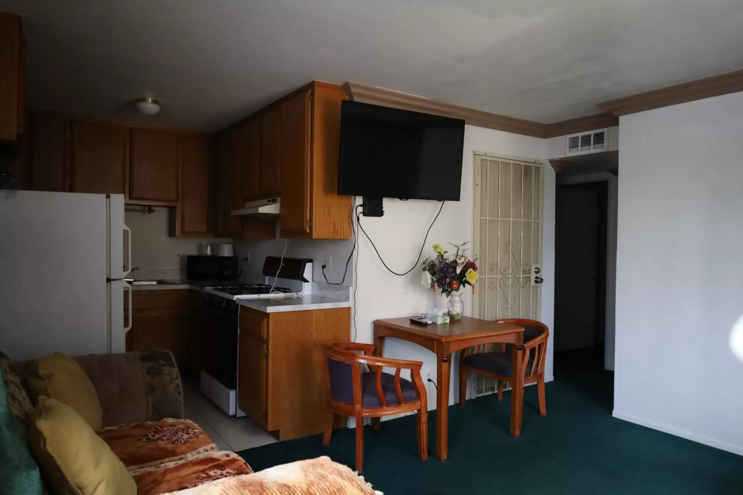 Living room, Kitchen/Kitchenette in Lambert Inn