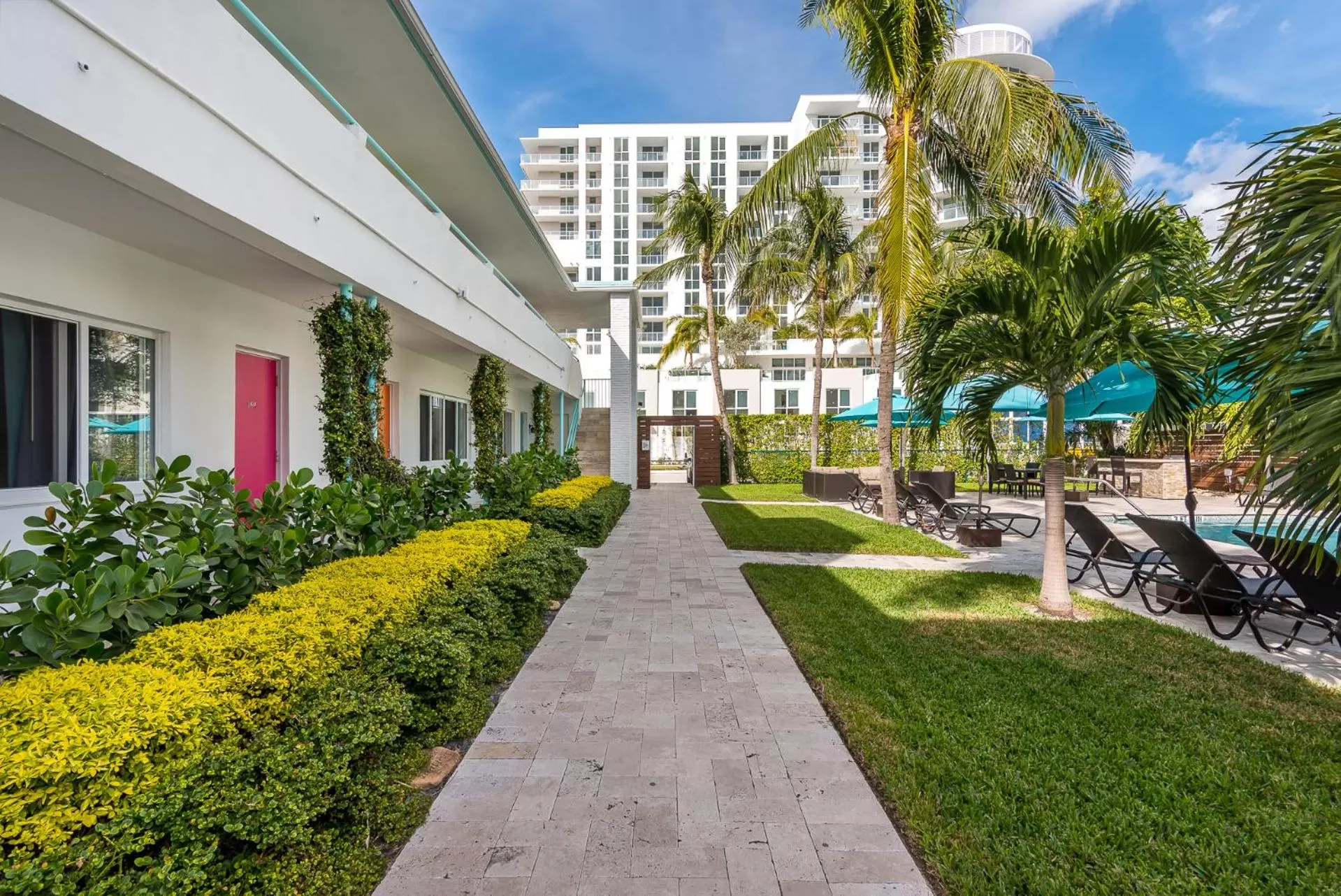 Facade/entrance in Nobleton Hotel