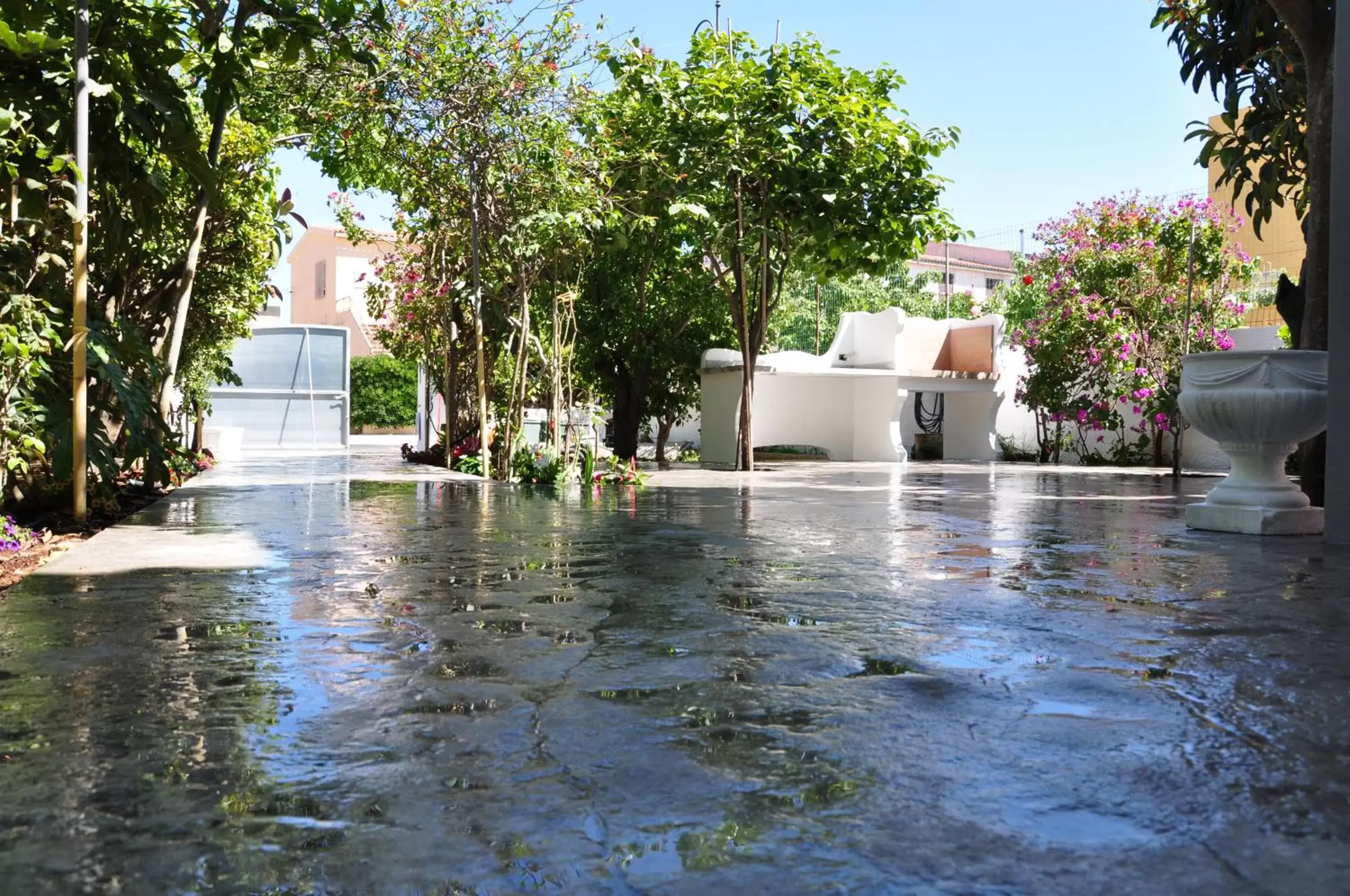 Patio, Swimming Pool in B&B Les Chambres Rooms & Suite