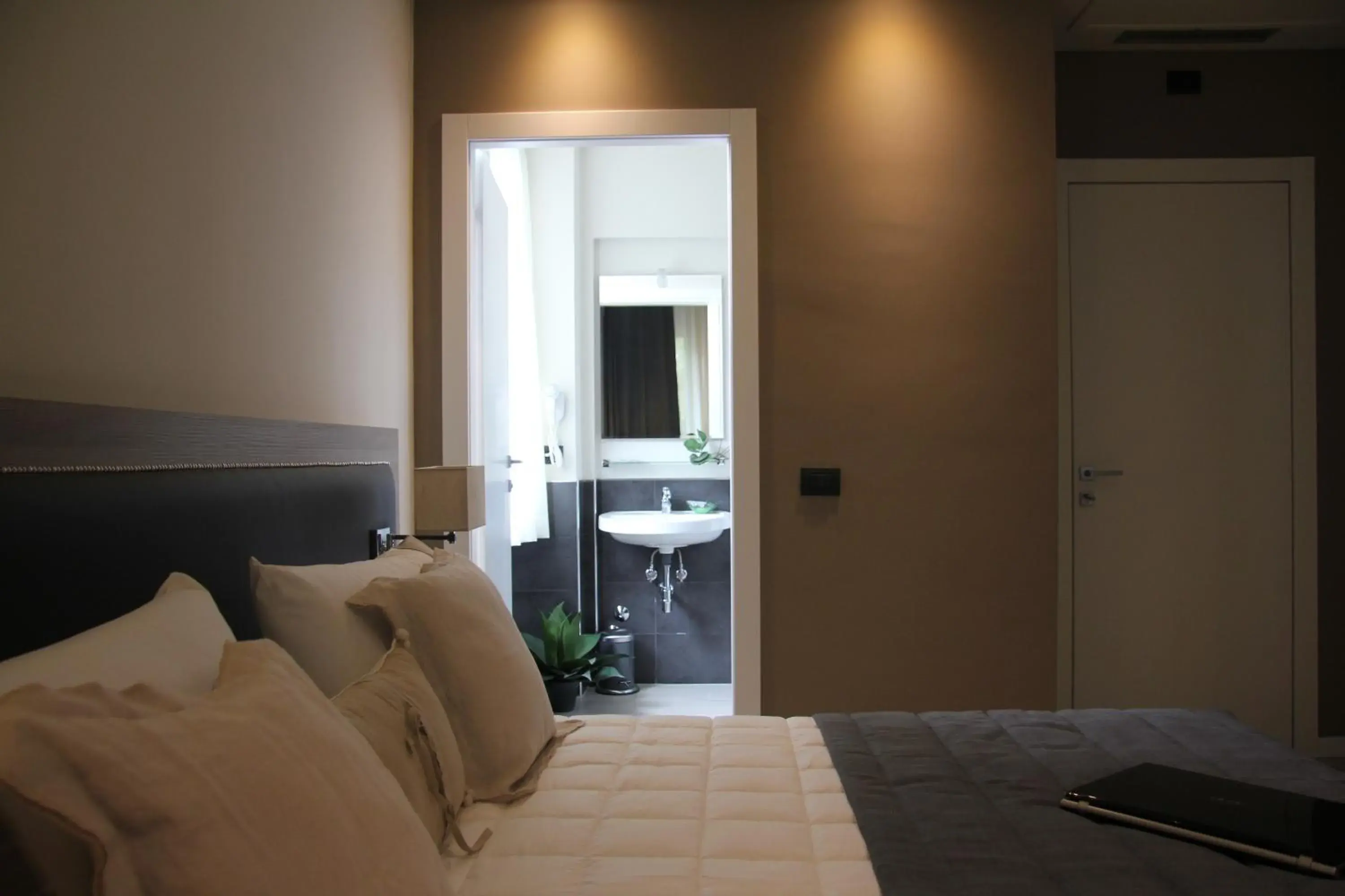 Bathroom, Bed in Hotel Zara Milano