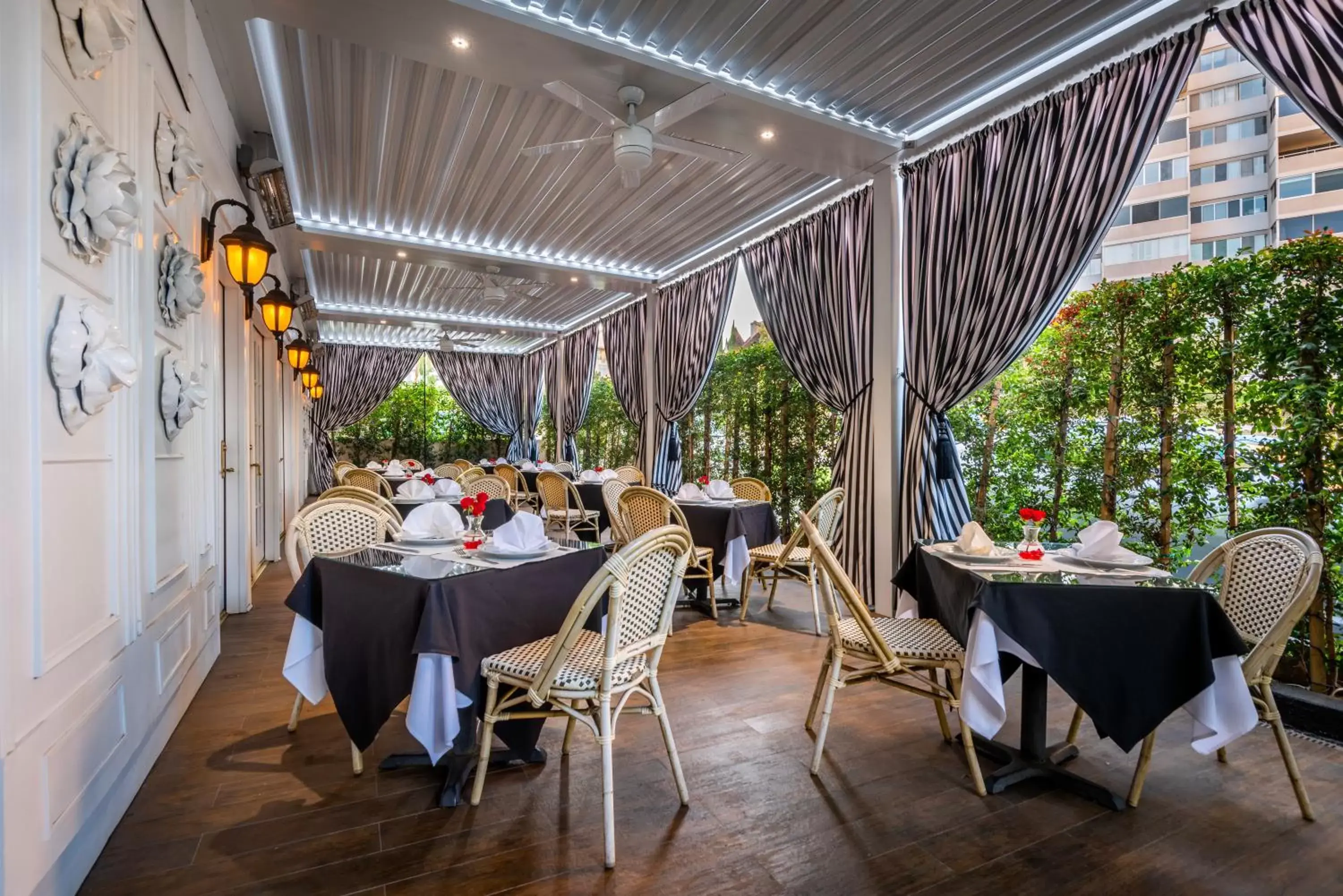 Restaurant/Places to Eat in Beverly Hills Plaza Hotel & Spa