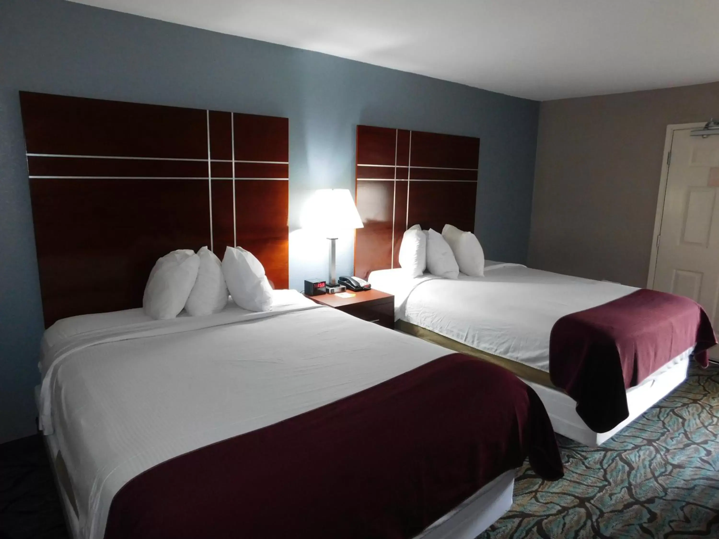Bed in Days Inn by Wyndham West Des Moines - Clive