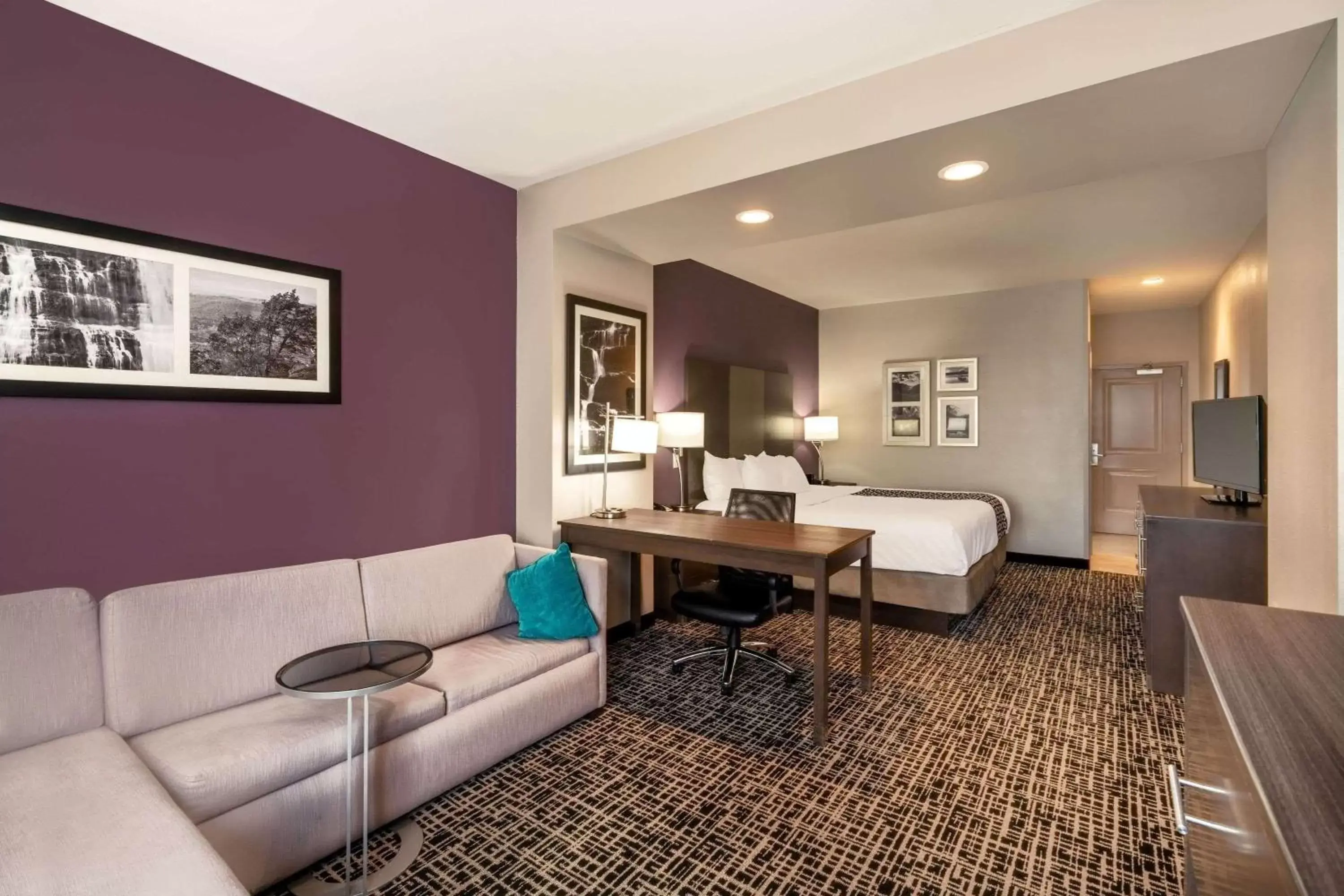 Photo of the whole room, Seating Area in La Quinta by Wyndham Chattanooga - Lookout Mtn