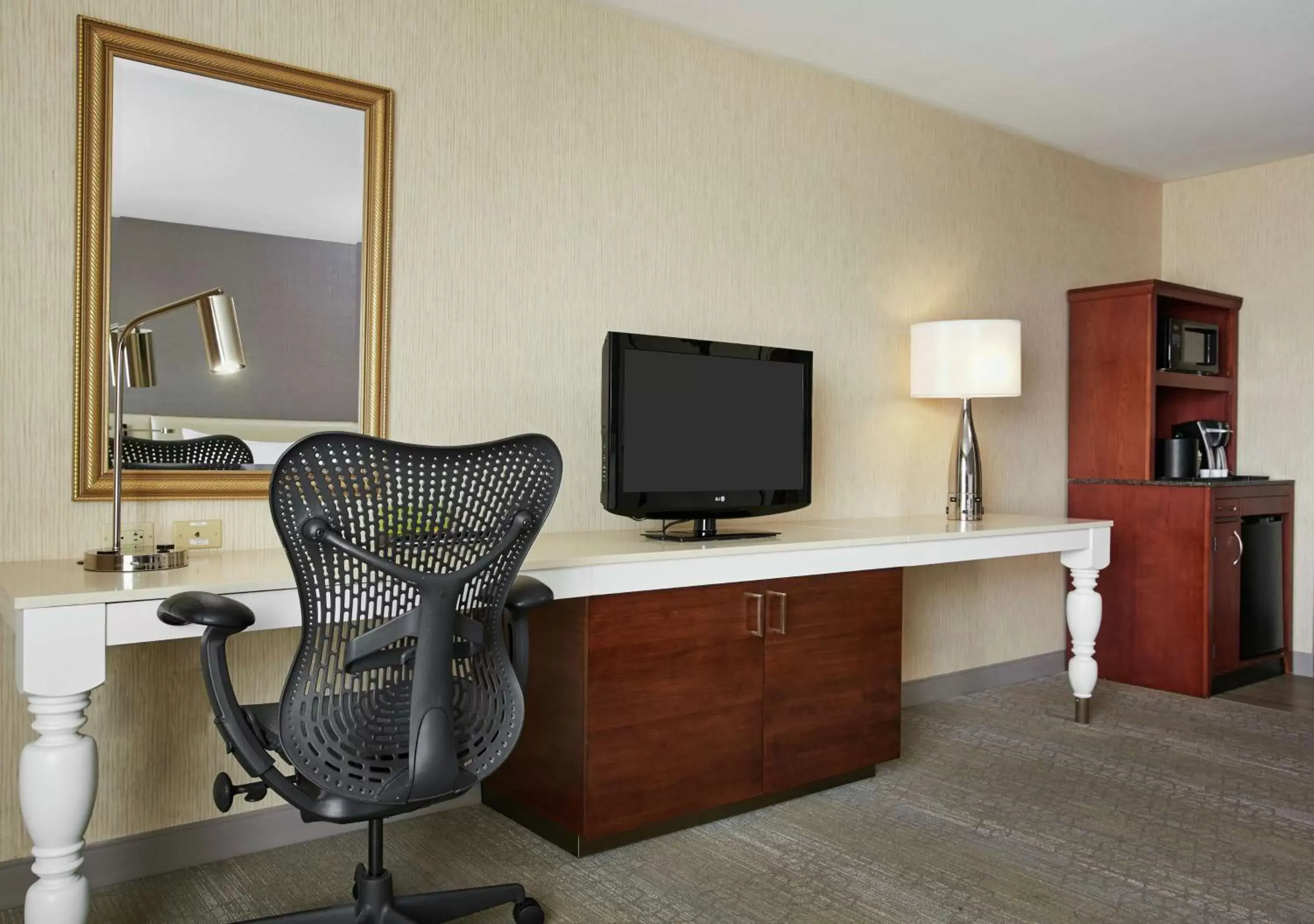 Bedroom, TV/Entertainment Center in Hilton Garden Inn San Francisco Airport North