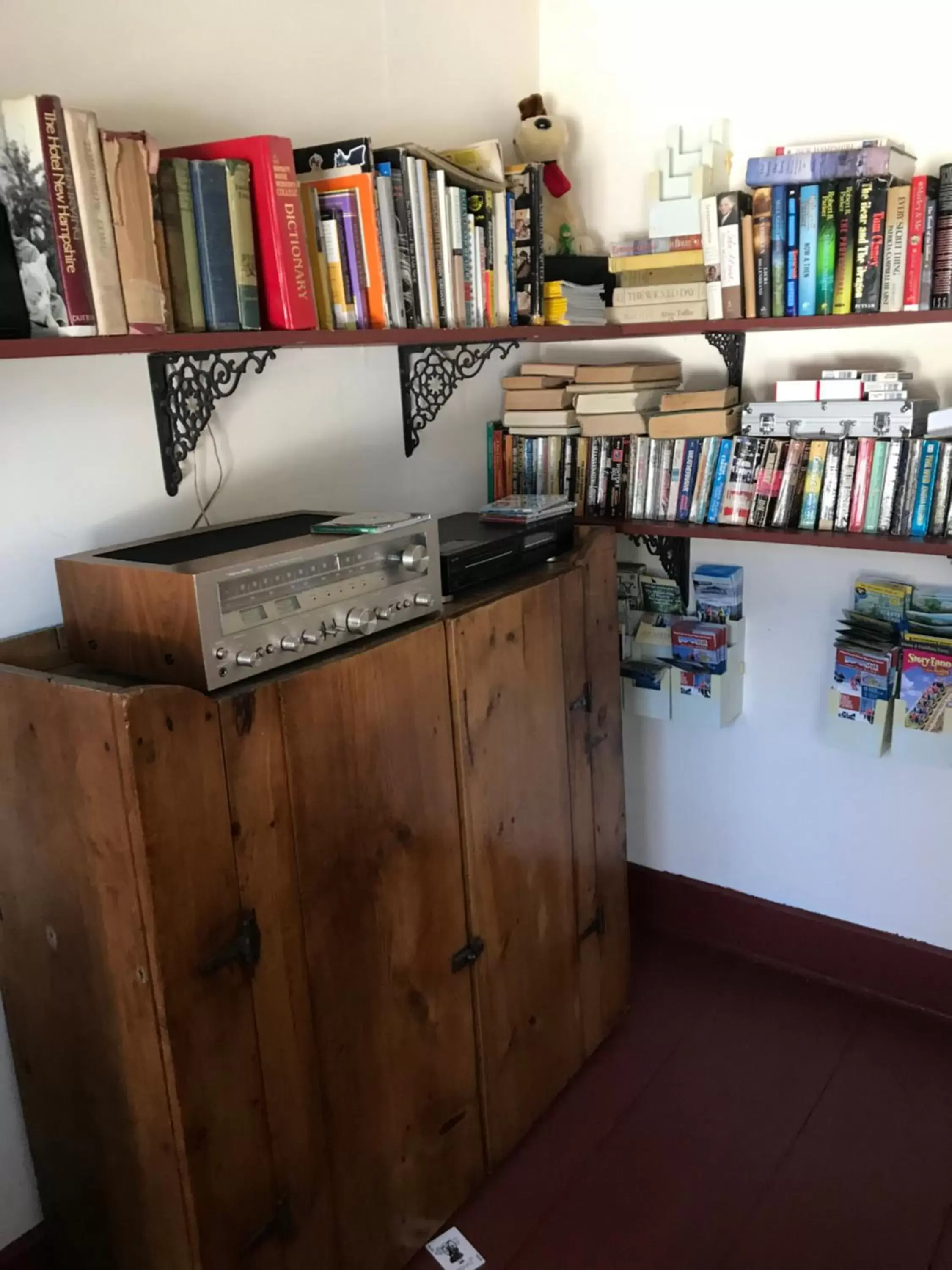 Library in Maple Hill Farm Bed & Breakfast