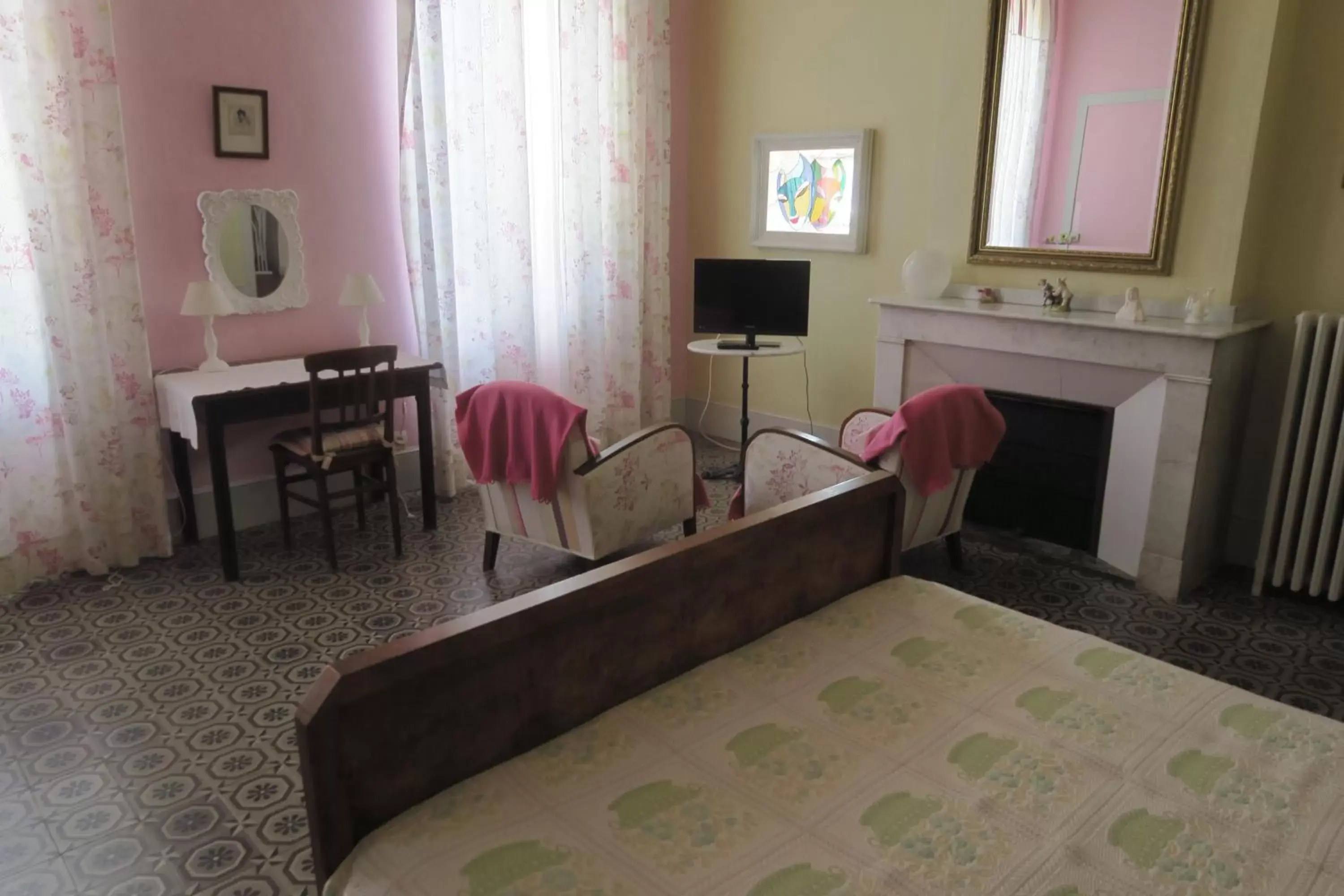 Photo of the whole room, Bed in Le Domaine de Fraissinet