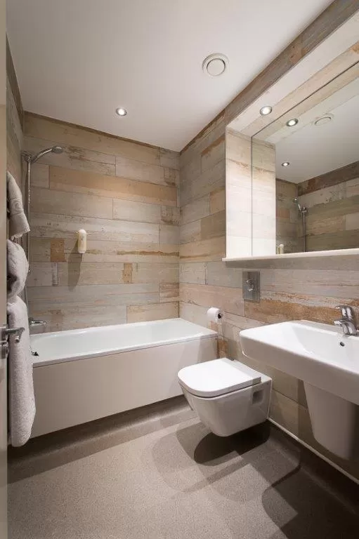 Shower, Bathroom in Pilgrims Progress Wetherspoon