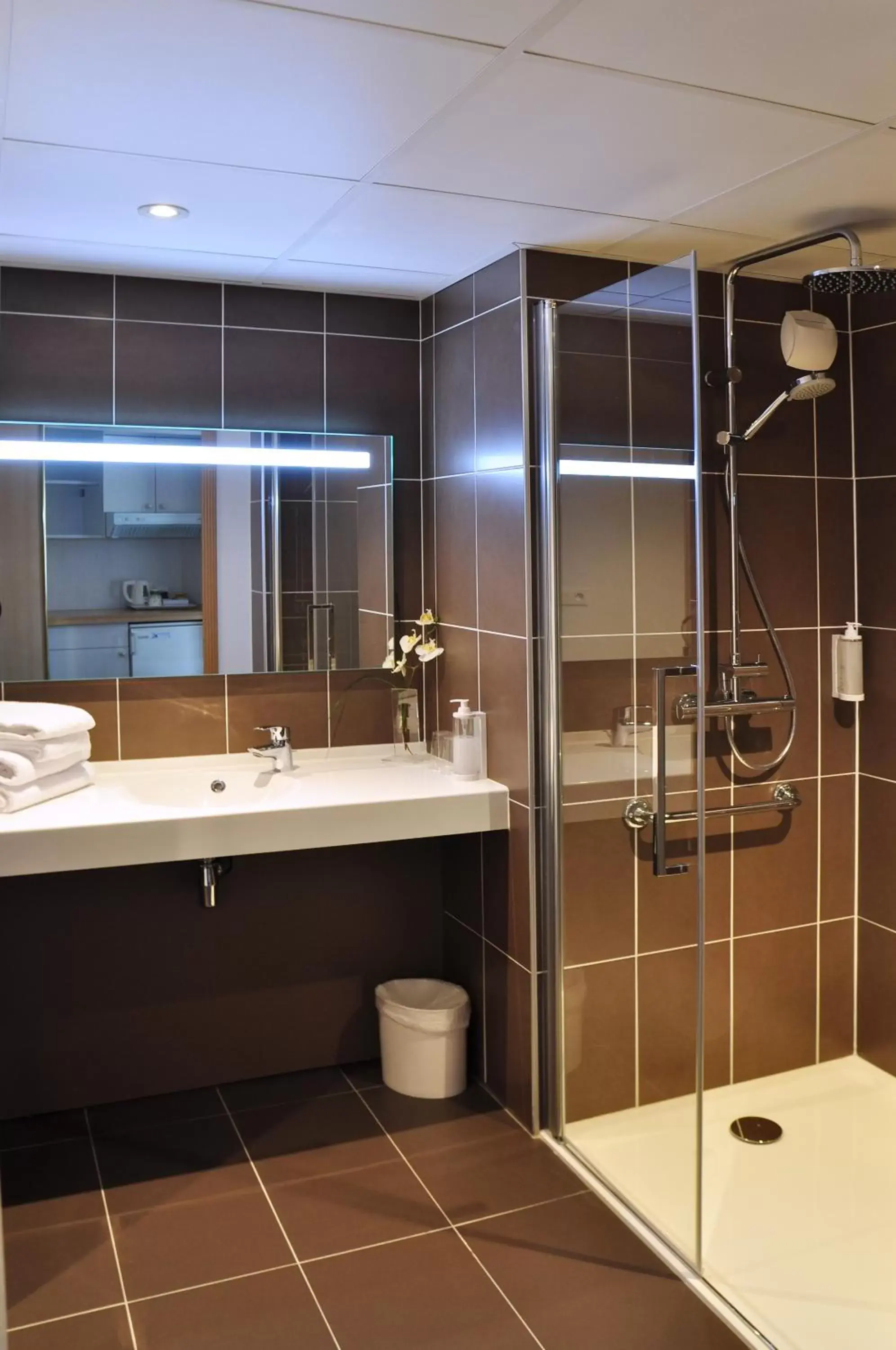 Shower, Bathroom in Westotel Nantes Atlantique