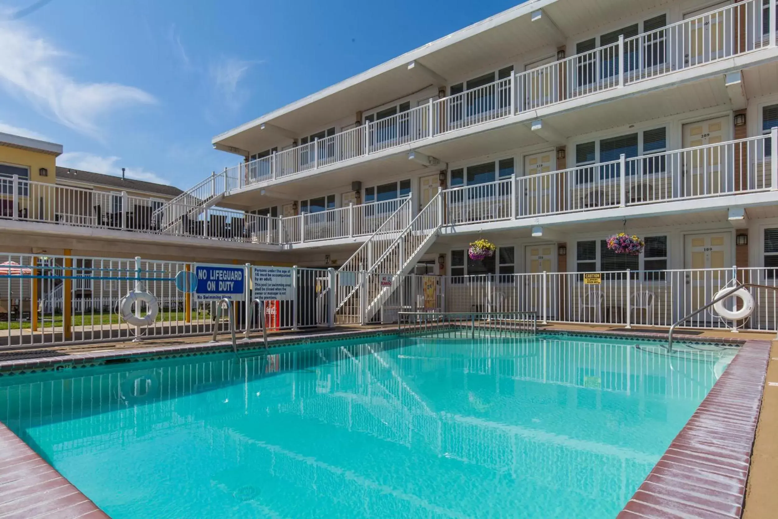 Swimming Pool in Esplanade Suites - A Sundance Vacations Property