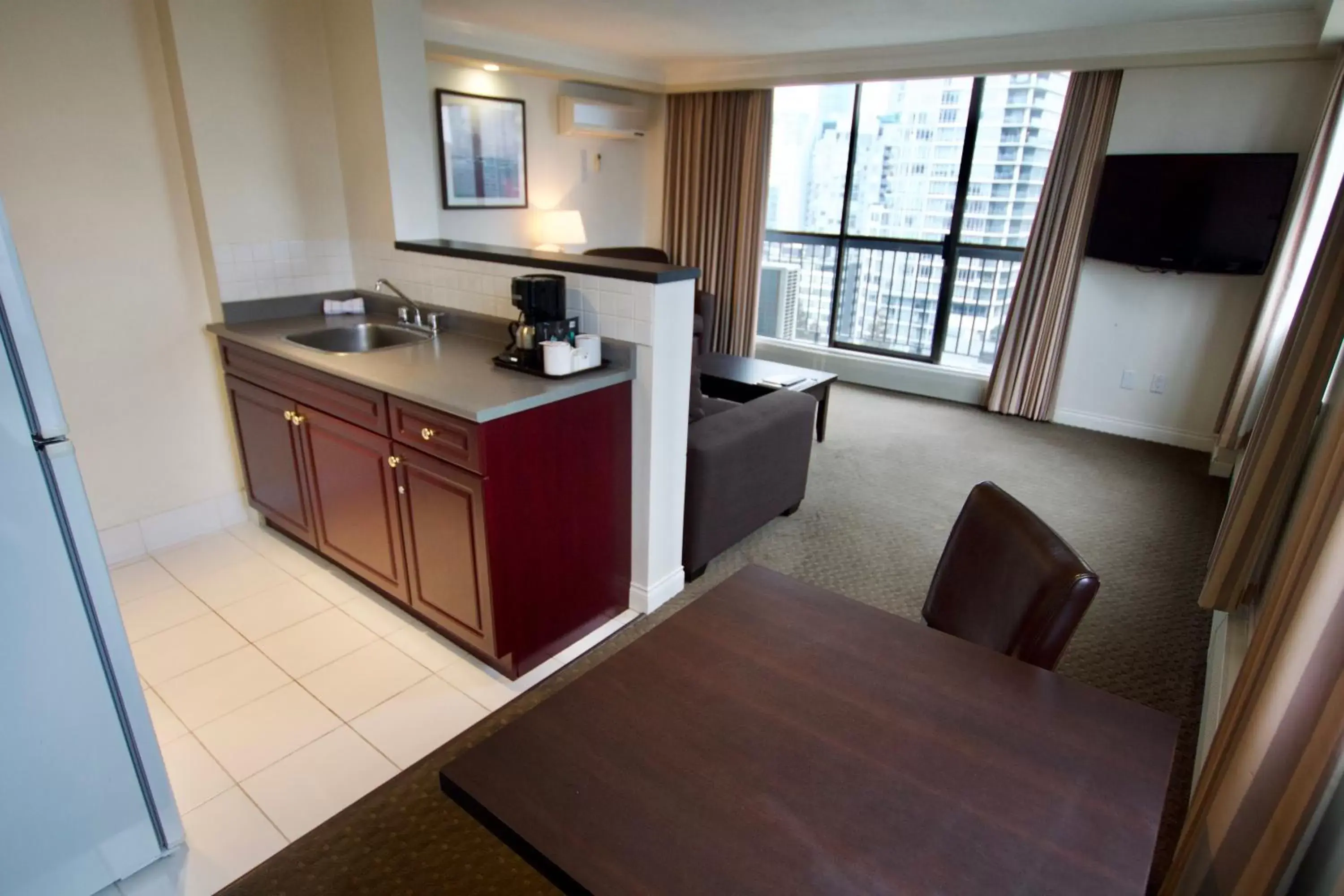 TV and multimedia, Kitchen/Kitchenette in Century Plaza Hotel