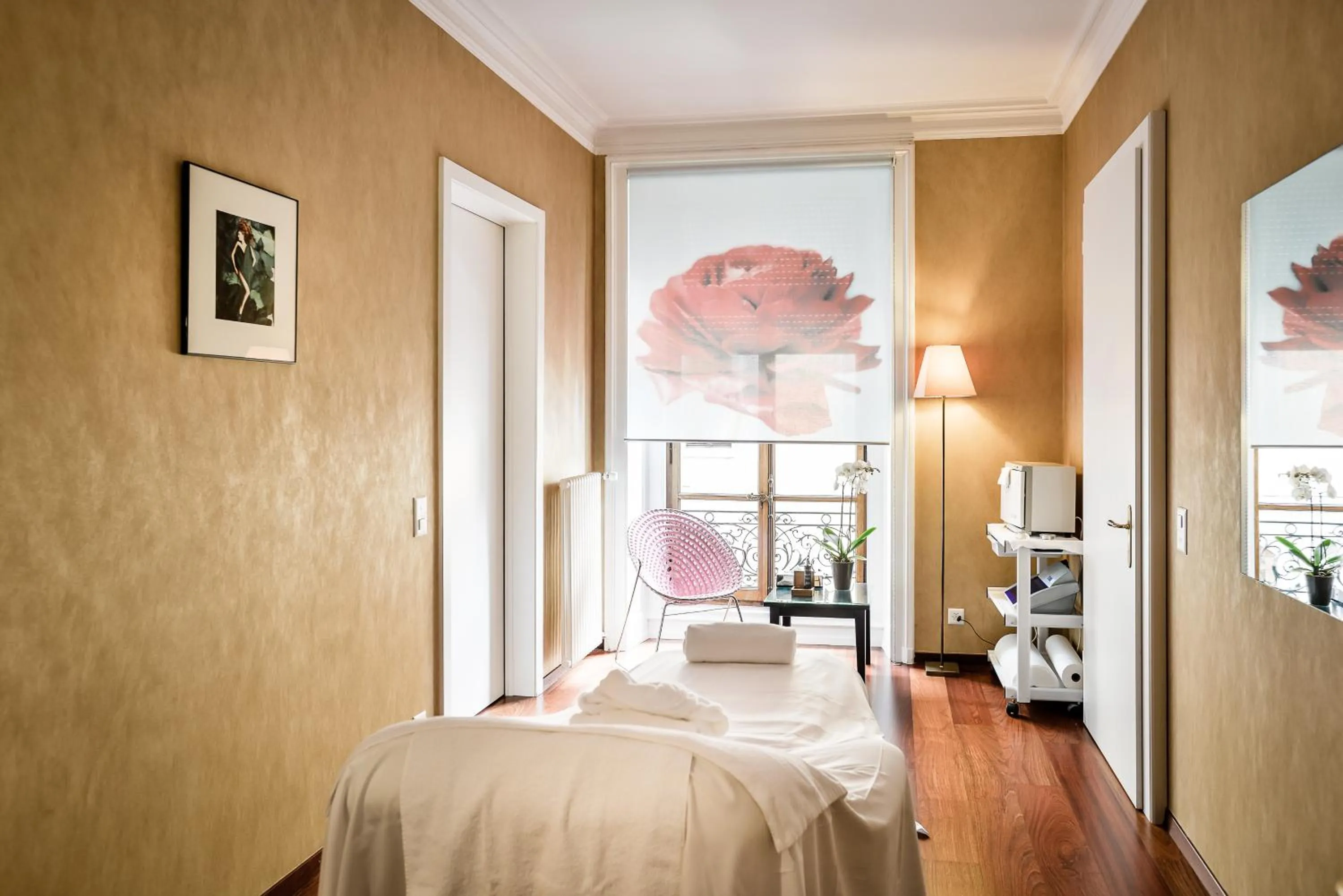 Massage, Bed in Hôtel Des Trois Couronnes & Spa - The Leading Hotels of the World