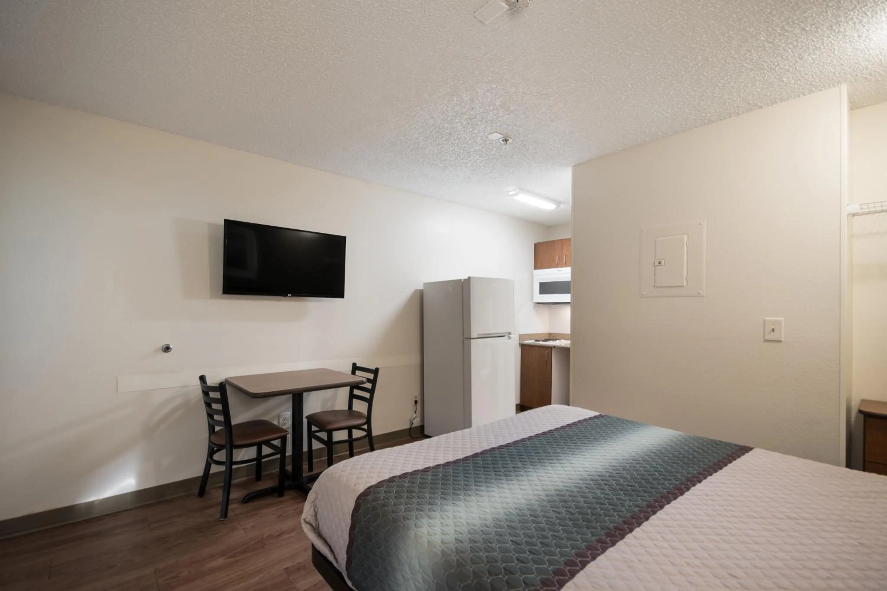 Photo of the whole room, Bed in HomeTowne Studios by Red Roof Seattle - Kent/Des Moines