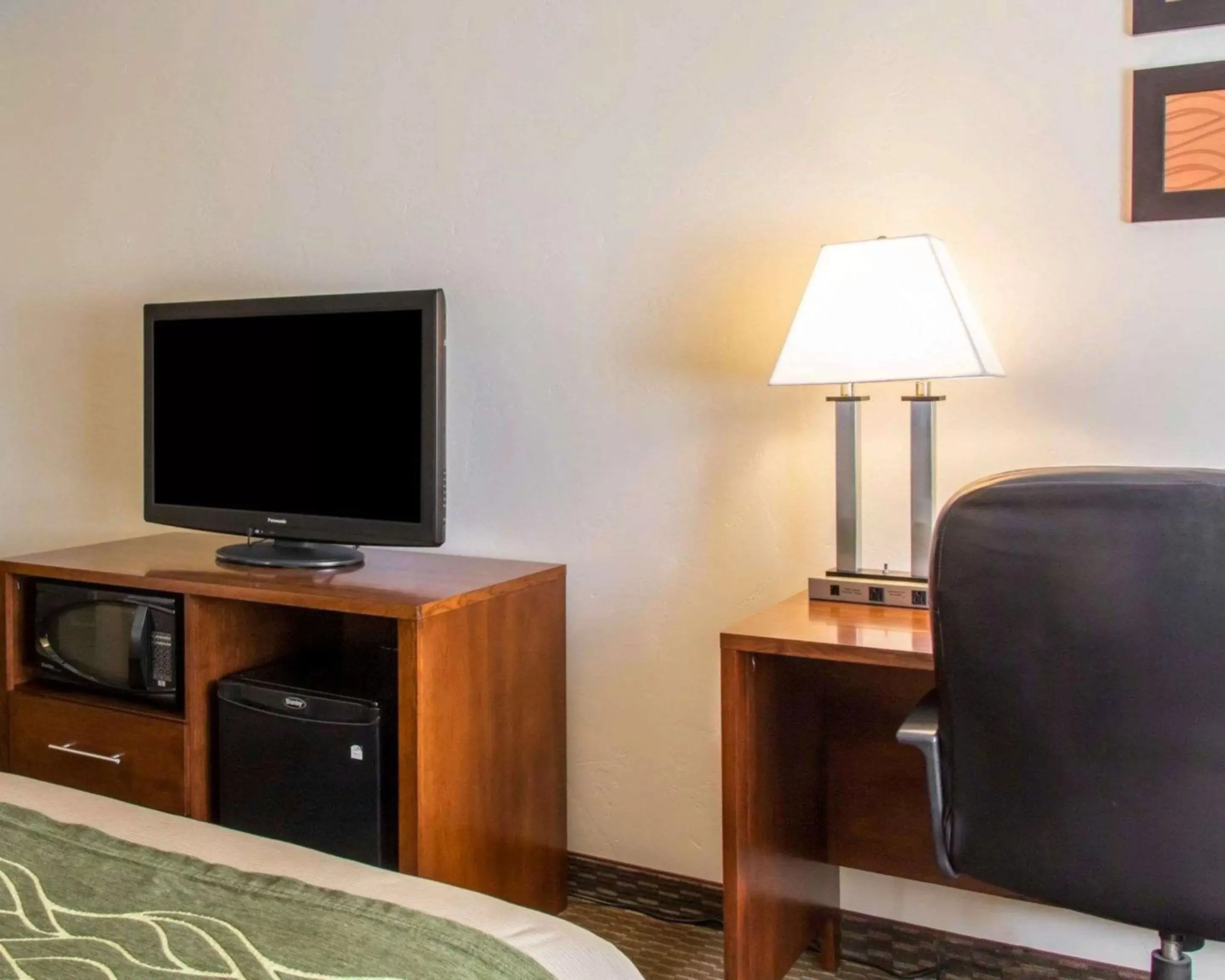 Photo of the whole room, TV/Entertainment Center in Quality Inn & Suites Vail Valley