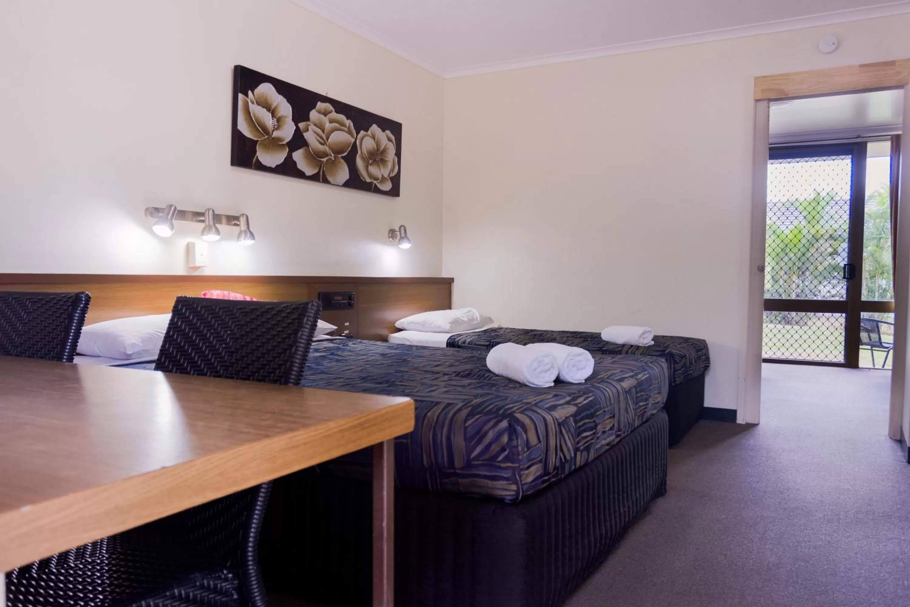 Patio, Bed in Miners Lodge Motor Inn