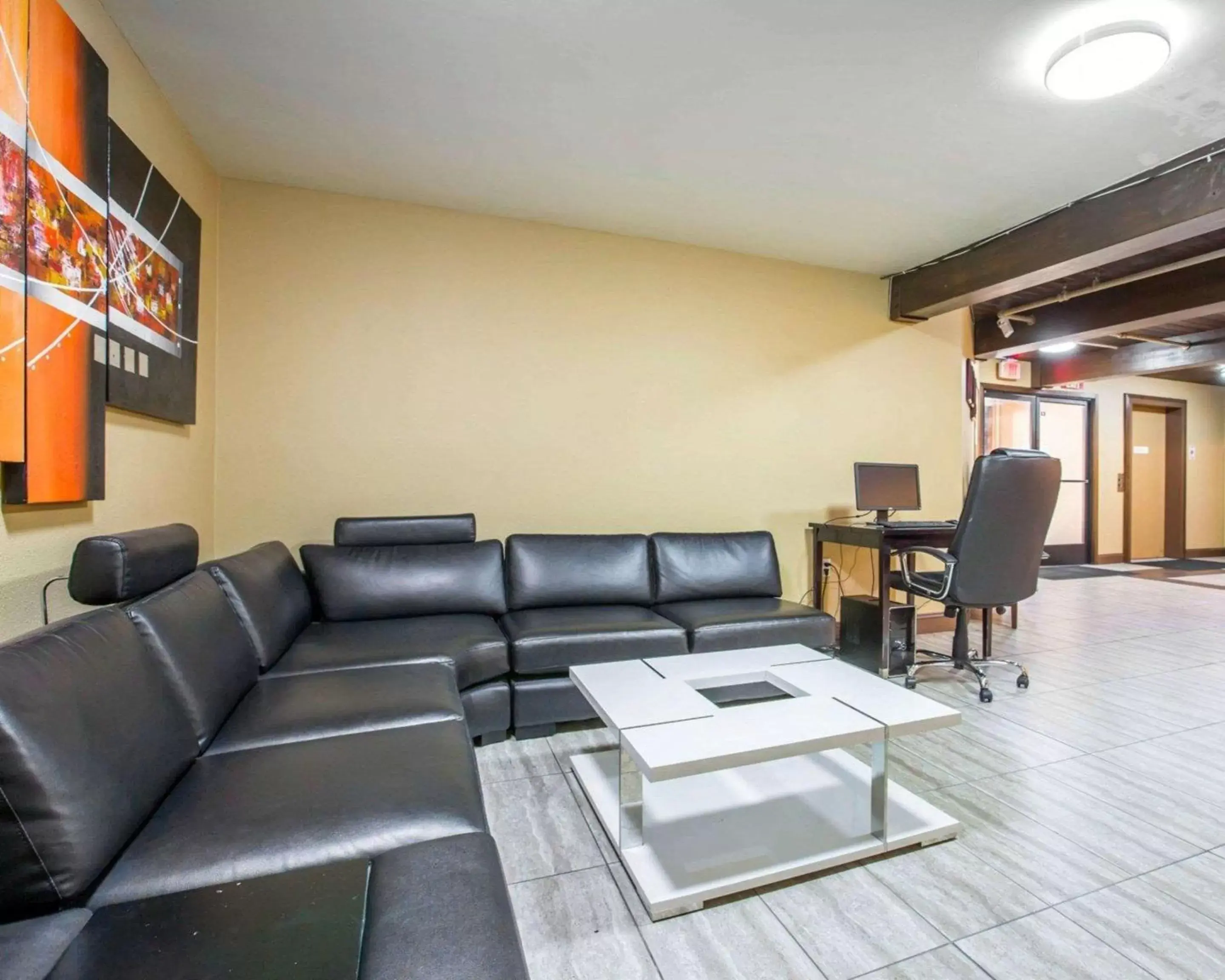 Lobby or reception, Seating Area in Quality Inn near Mammoth Mountain Ski Resort