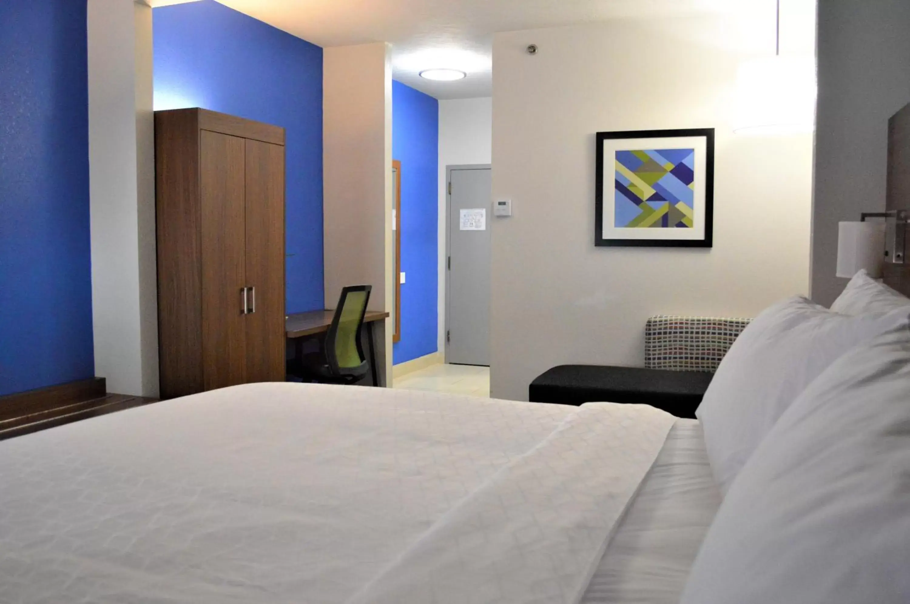 Photo of the whole room, Bed in Holiday Inn Express & Suites Batesville, an IHG Hotel