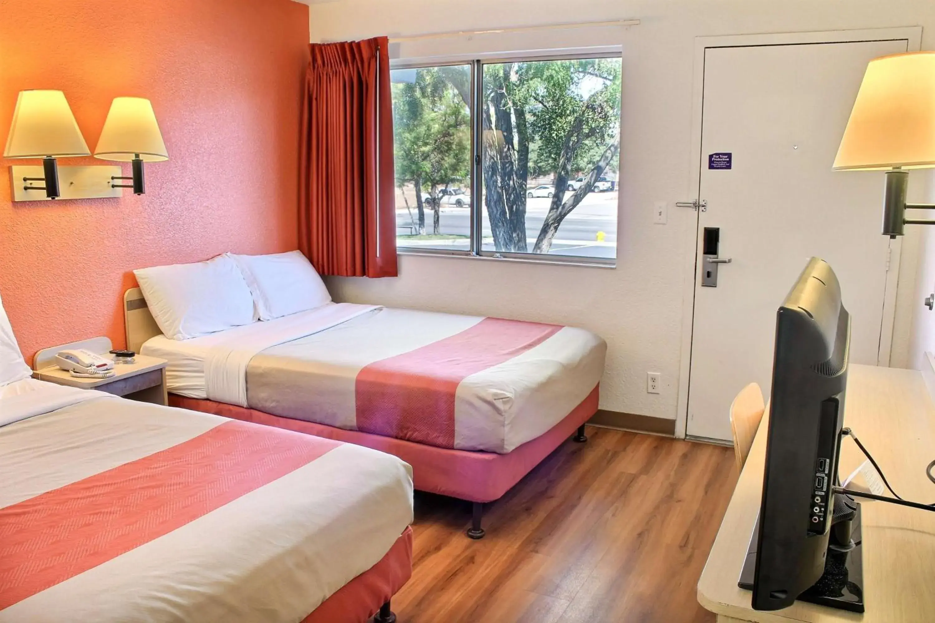 TV and multimedia, Bed in Motel 6-Atascadero, CA