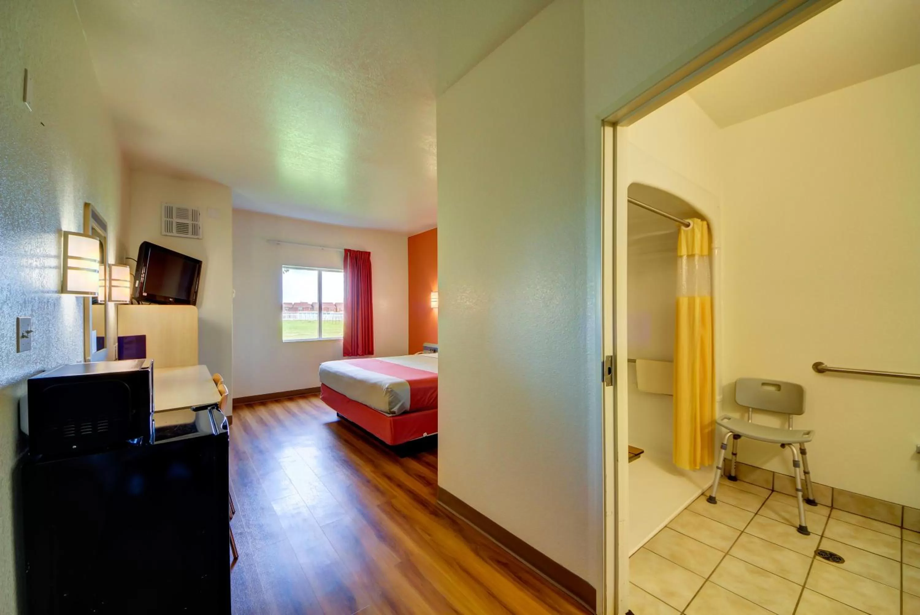 Photo of the whole room, Bed in Motel 6-El Reno, OK