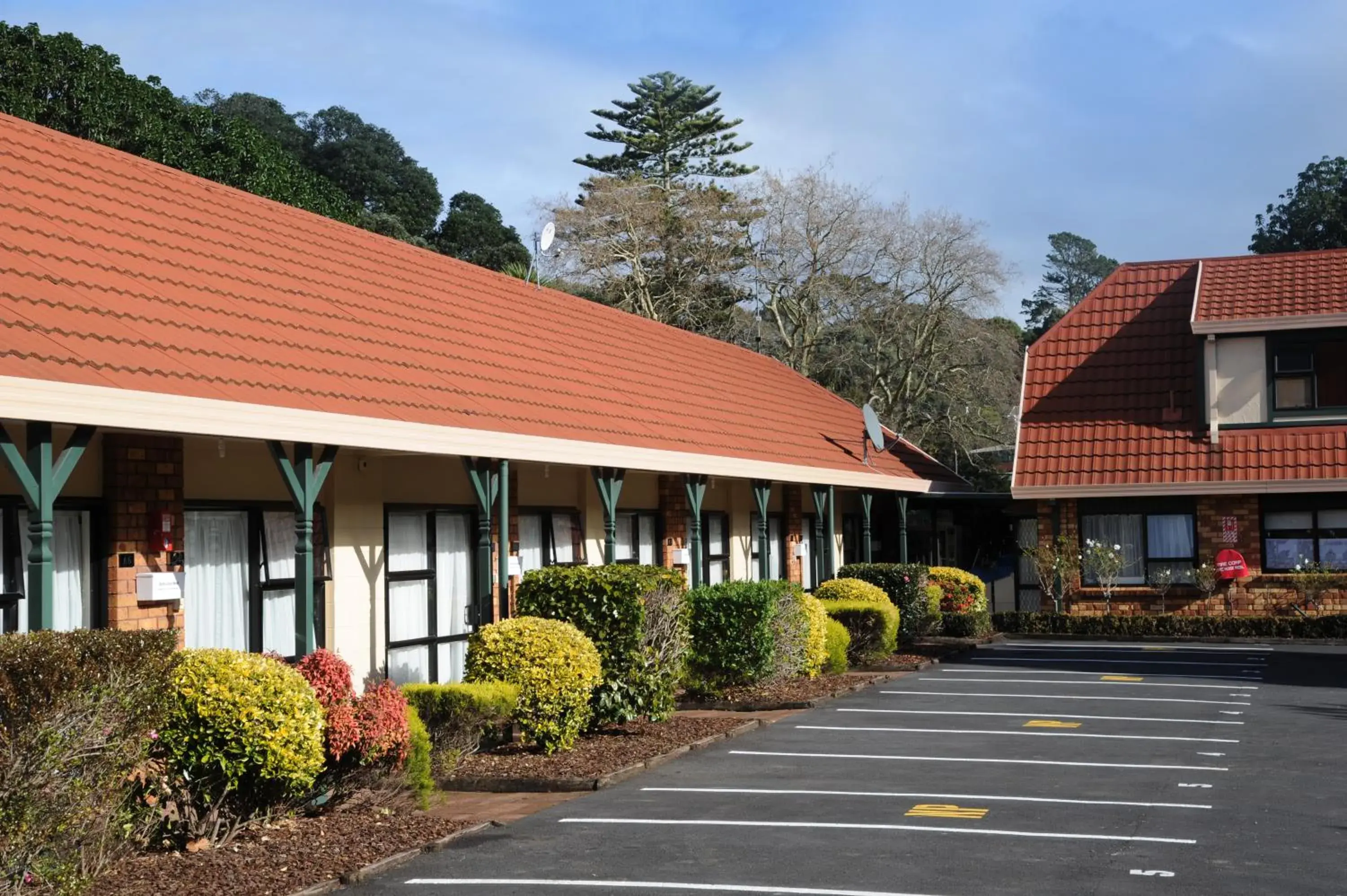 Garden, Property Building in Tudor Court Motor Lodge Hotel