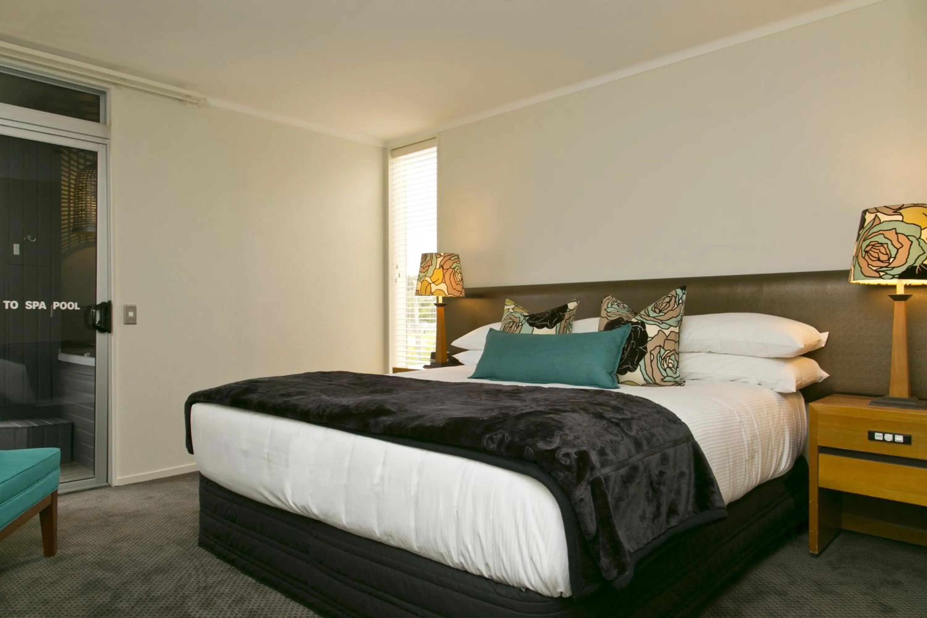 Bed in The Cove- On The Lake