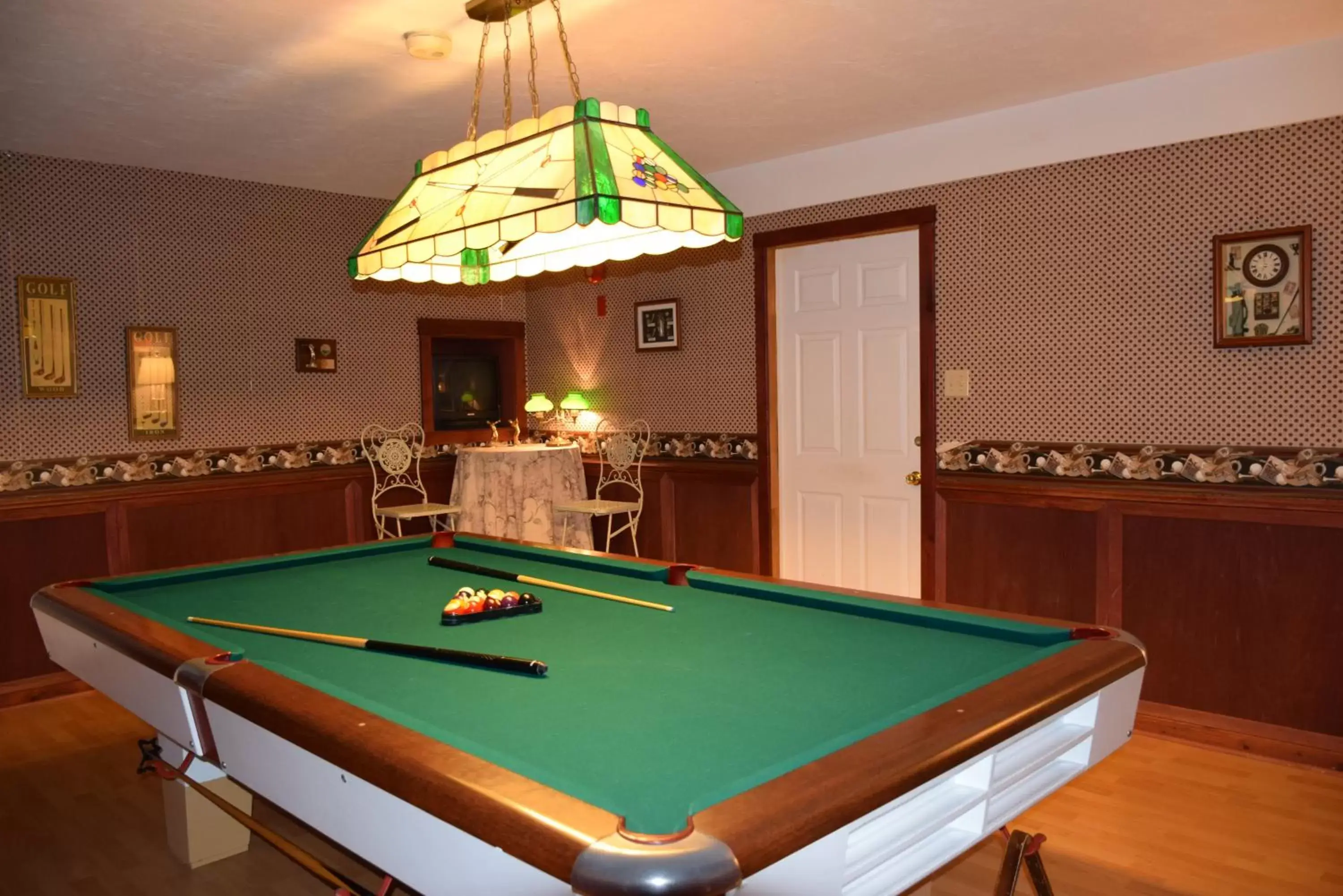 Game Room, Billiards in Auberge Wild Rose Inn