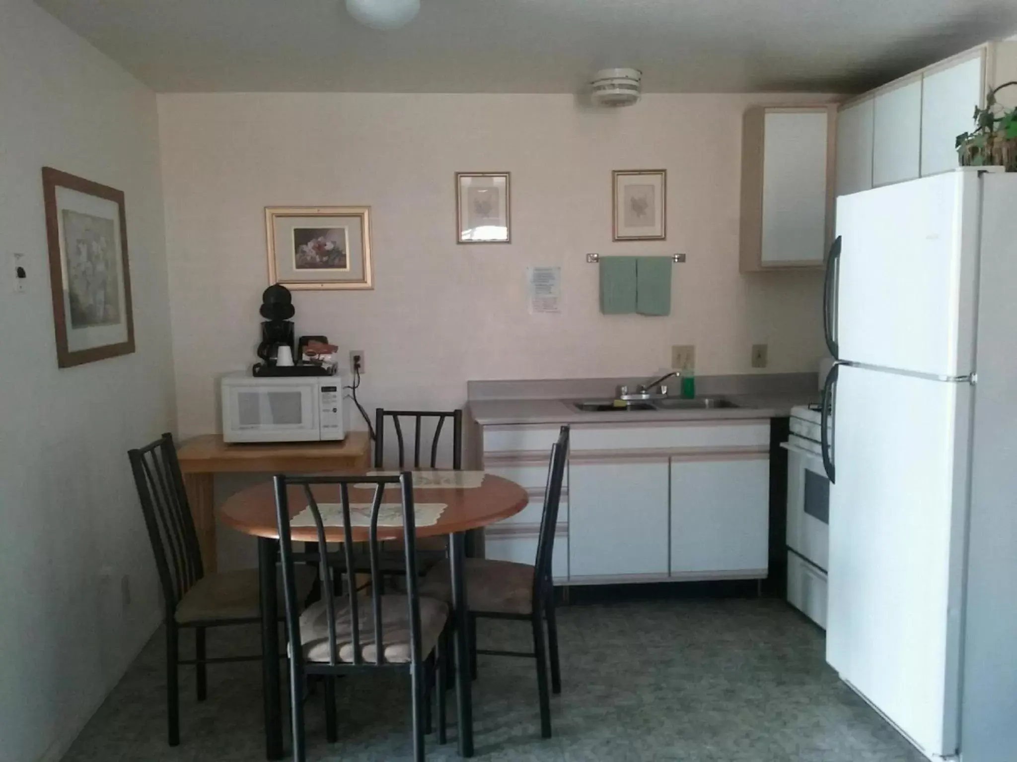 Dining area, Kitchen/Kitchenette in Bishop Village Motel