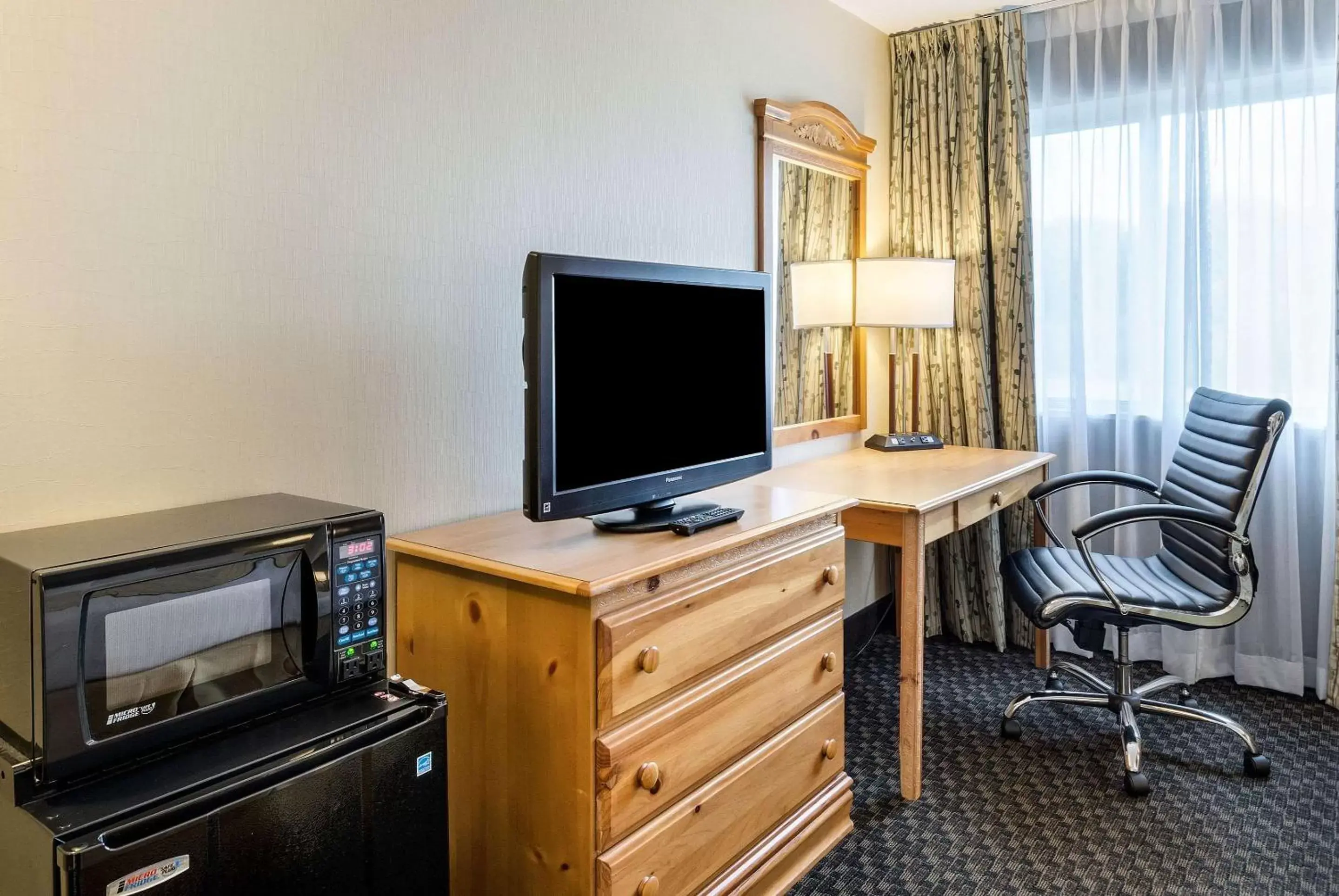 Photo of the whole room, TV/Entertainment Center in Clarion Hotel Seekonk - Providence