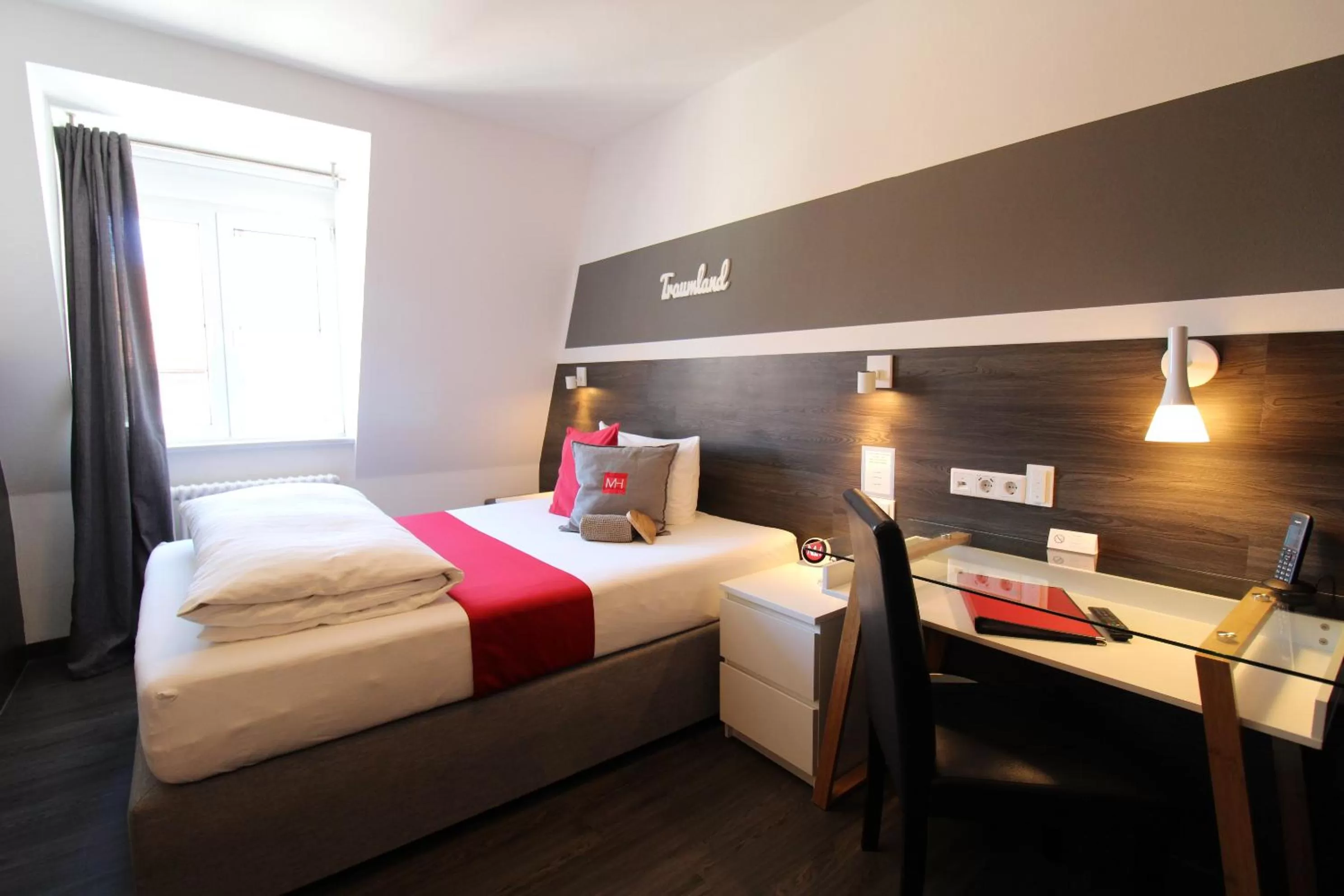 Photo of the whole room, Bed in MY HOME Hotel Lamm Rottweil "Smart Home"